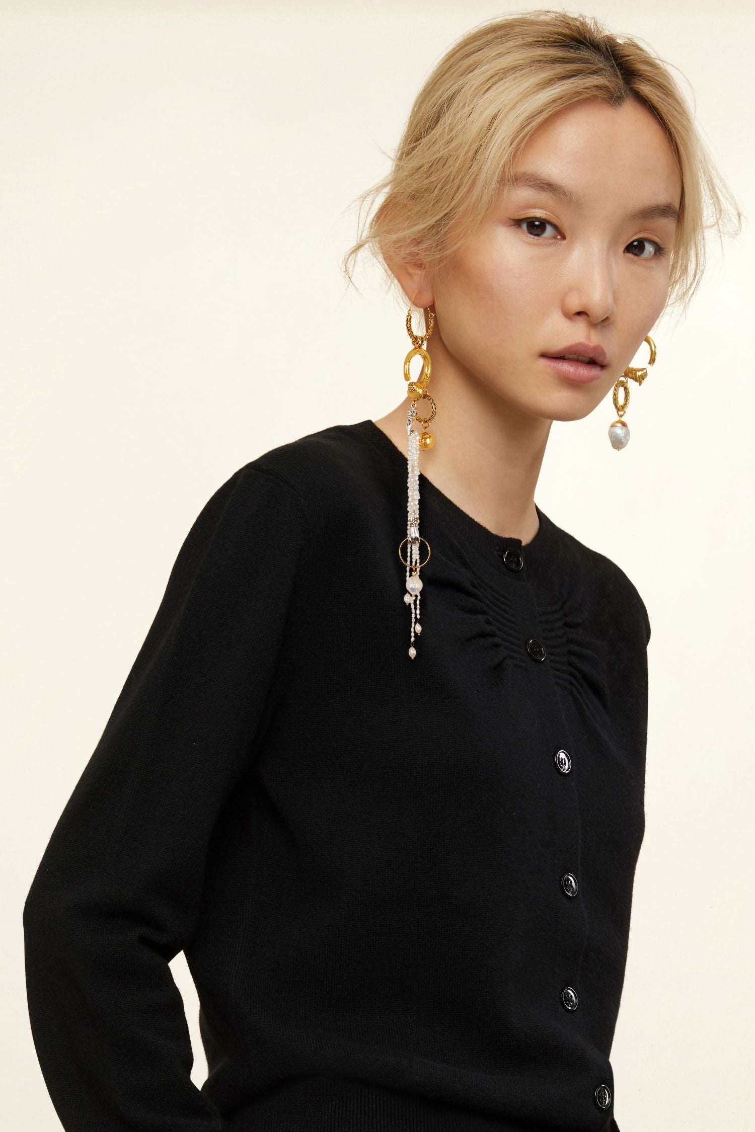 Asymmetrical brass and pearl earrings - Gold