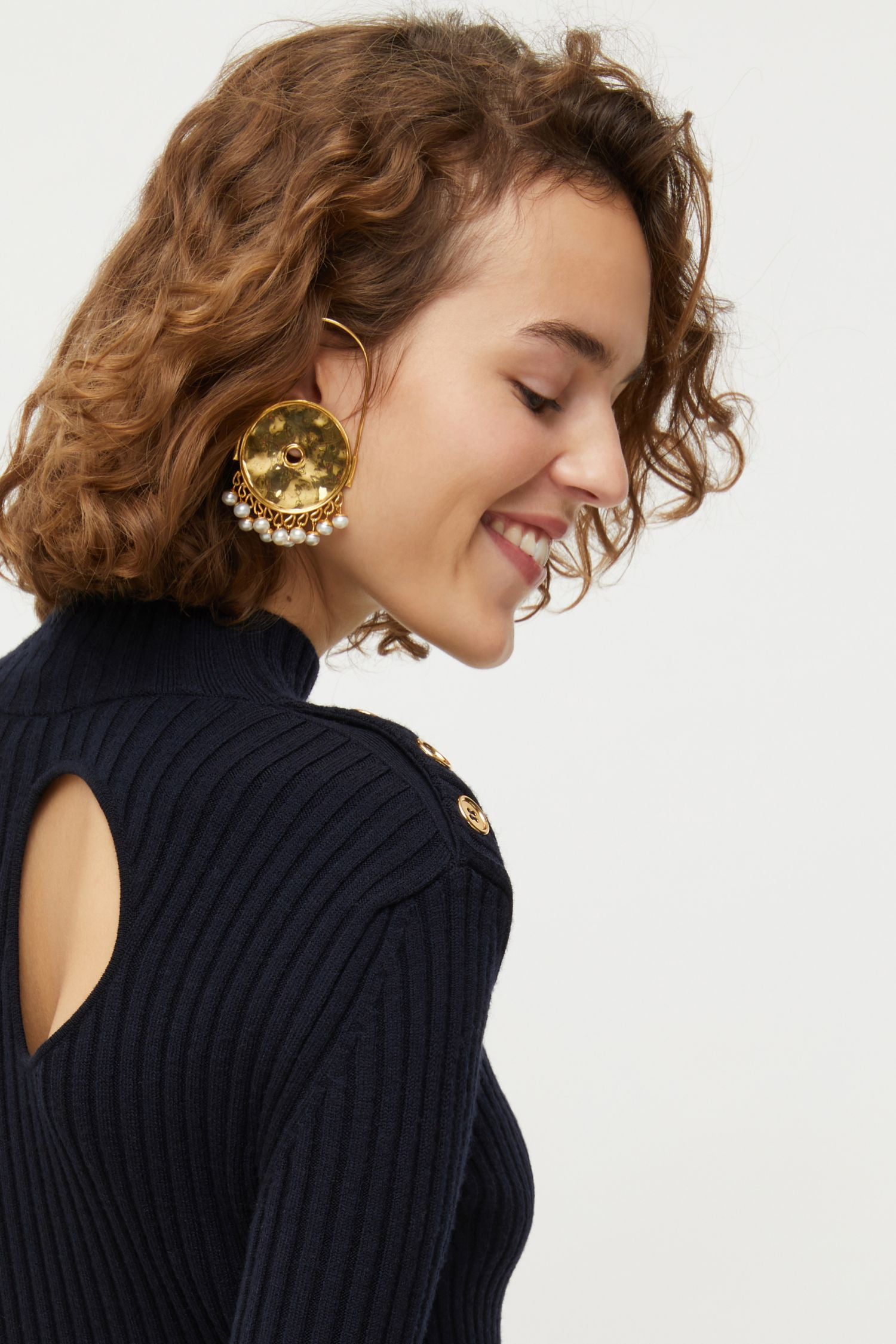 Spherical brass and pearl earrings - Gold
