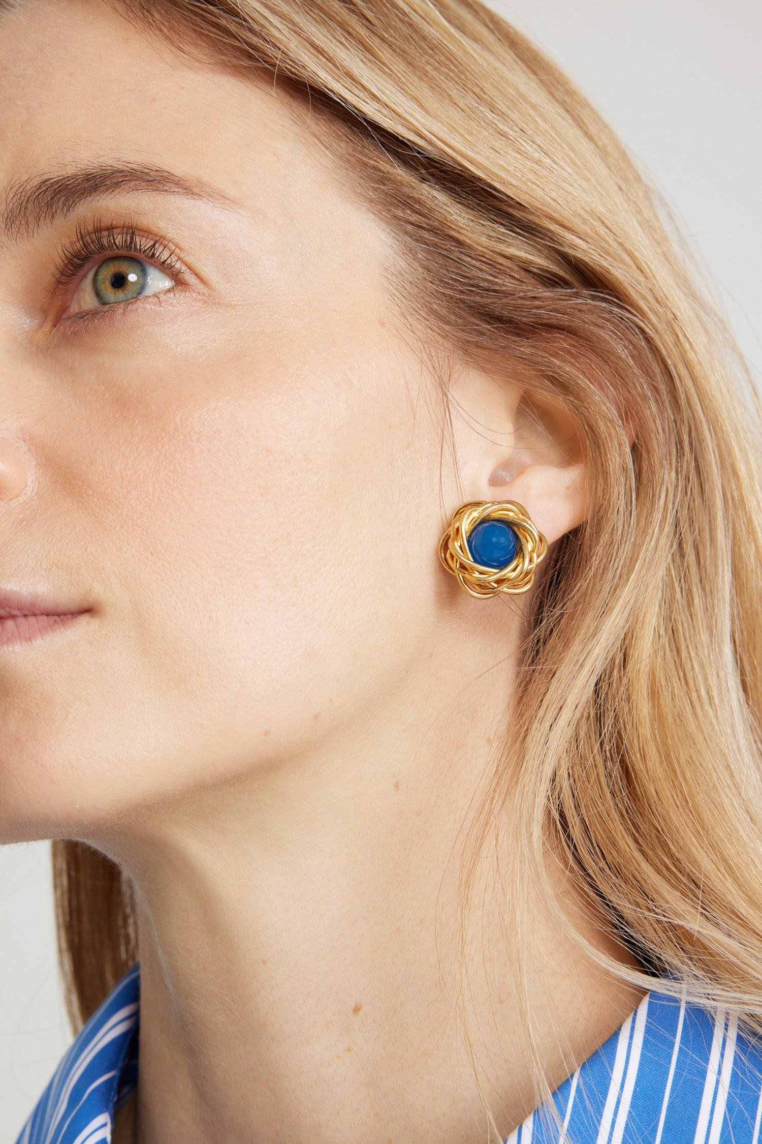Boucles d'oreilles nid en laiton doré et résine