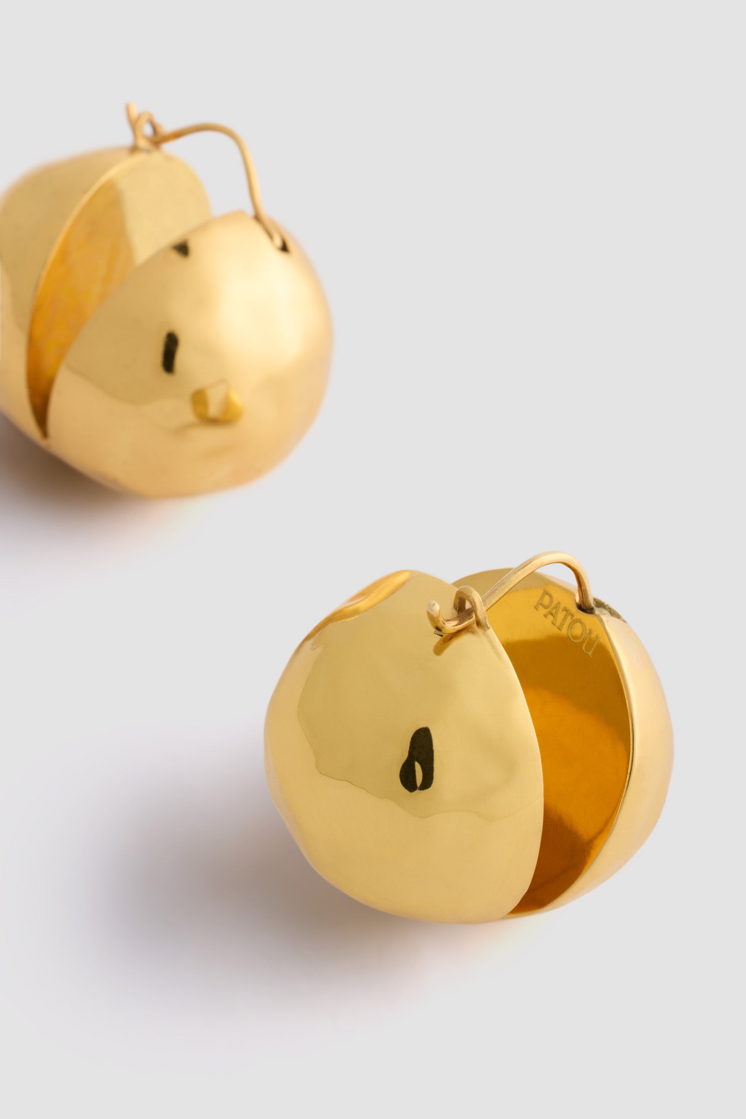 Gold / Boucles d'oreilles boules martelées en laiton doré