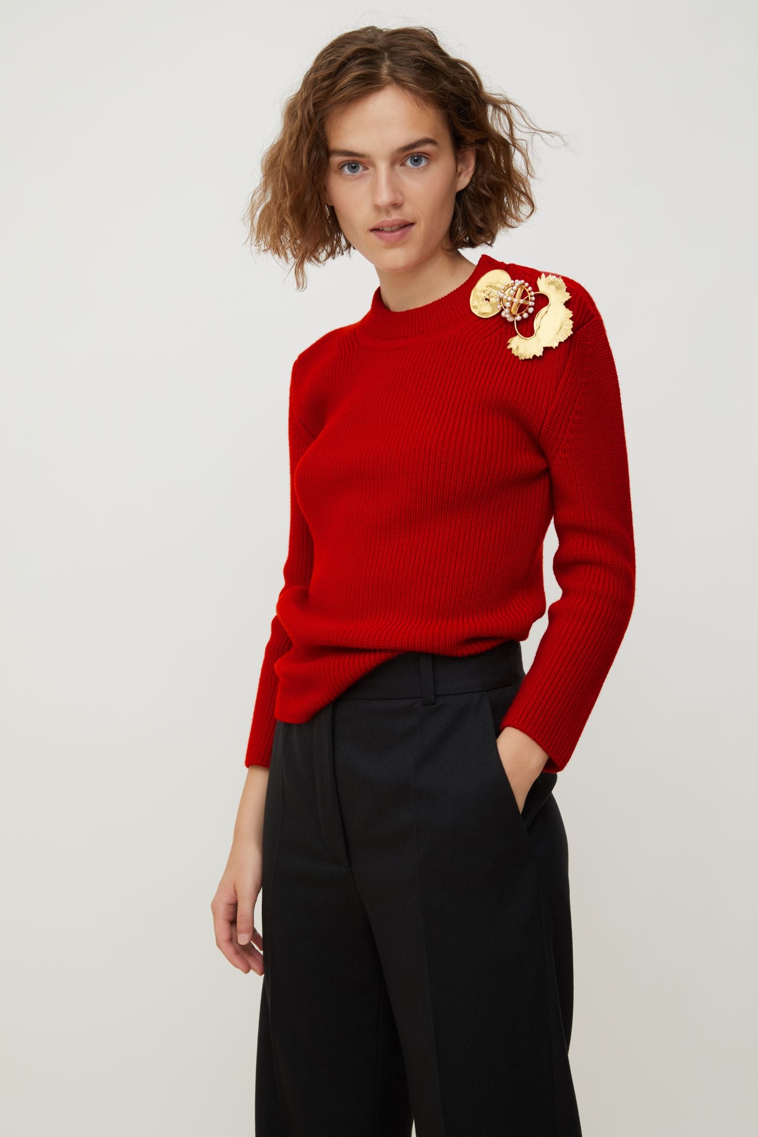Pull en laine Mérinos décoré de broches - Rouge
