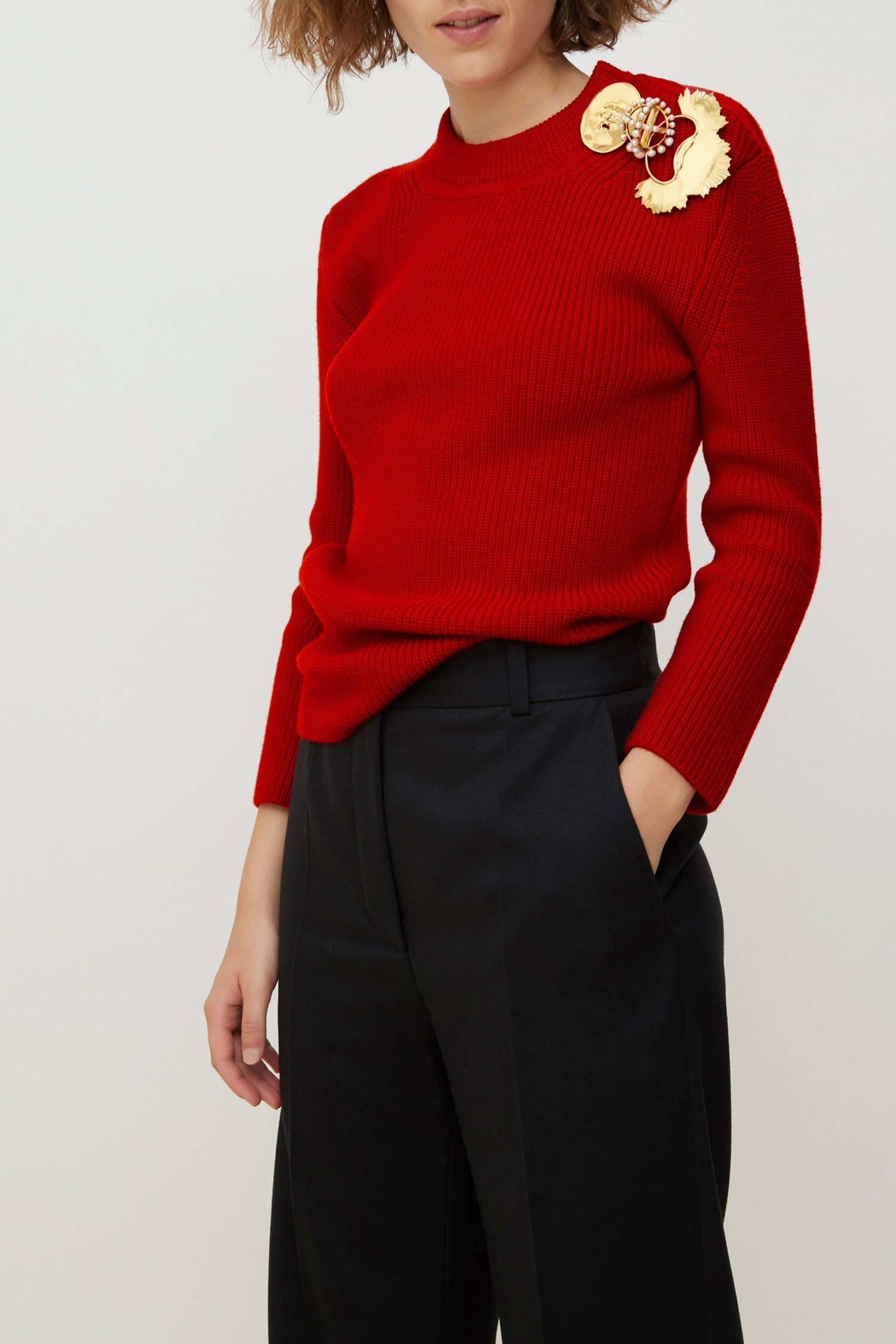 Pull en laine Mérinos décoré de broches - Rouge
