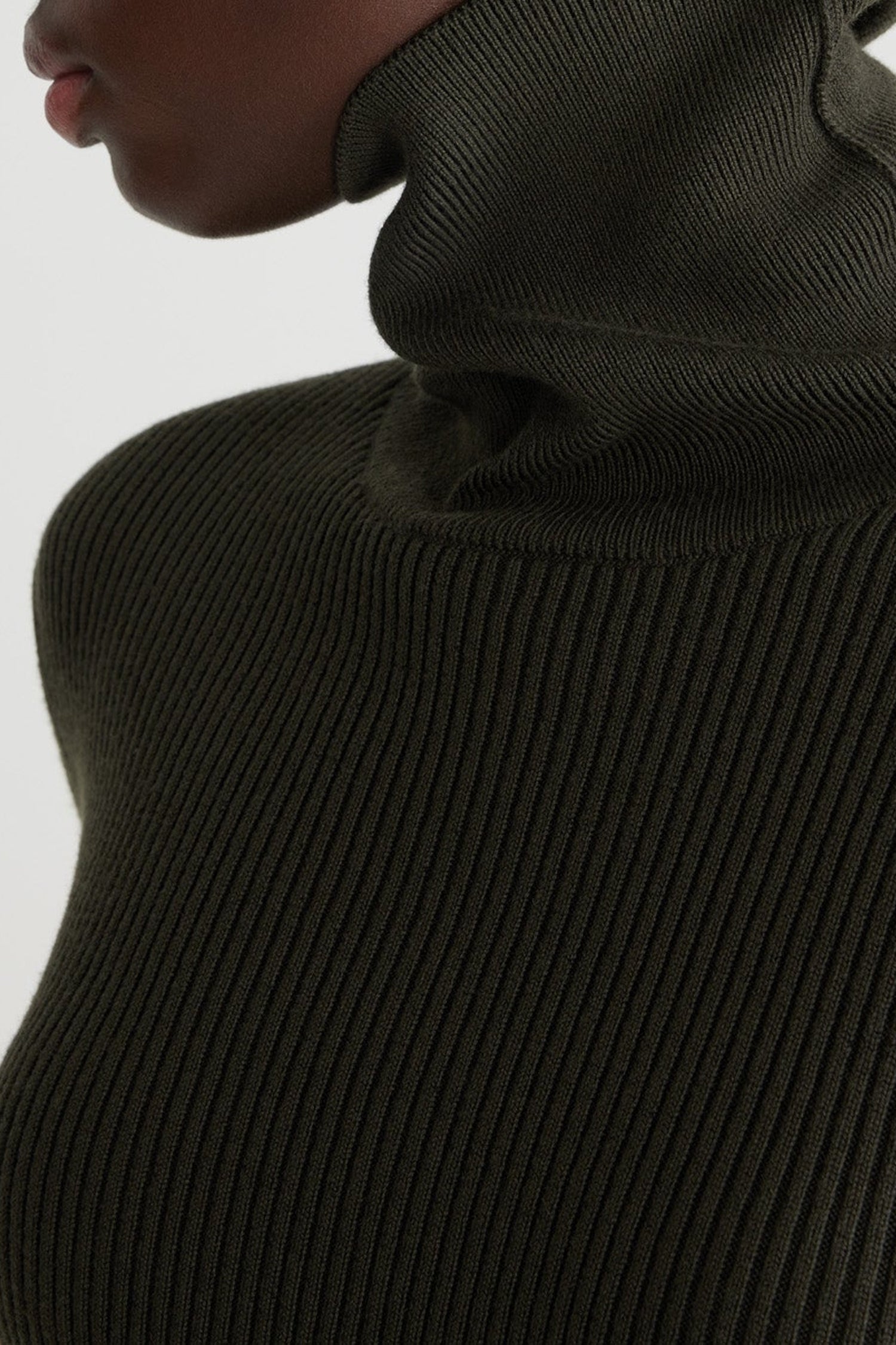 Khaki / Pull à col roulé côtelé en laine et cachemire éco-responsable