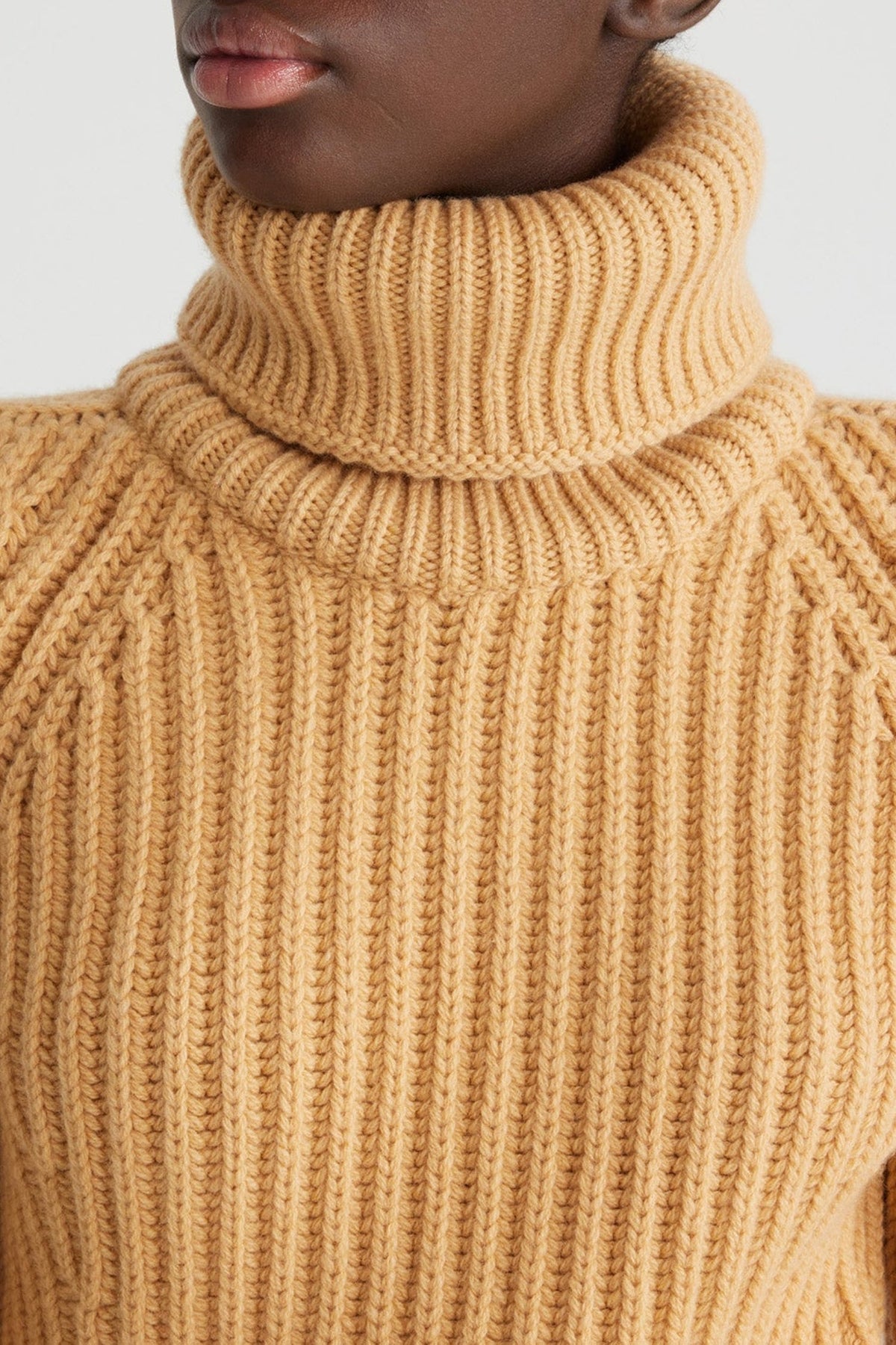 Golden Beige / Pull côtelé à col roulé en laine et cachemire éco-responsable