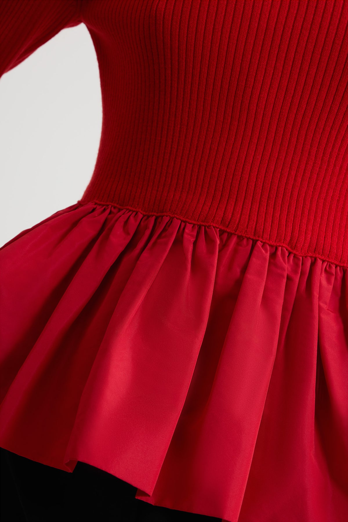 Elixir Red / Pull côtelé à ourlet volanté en laine et faille