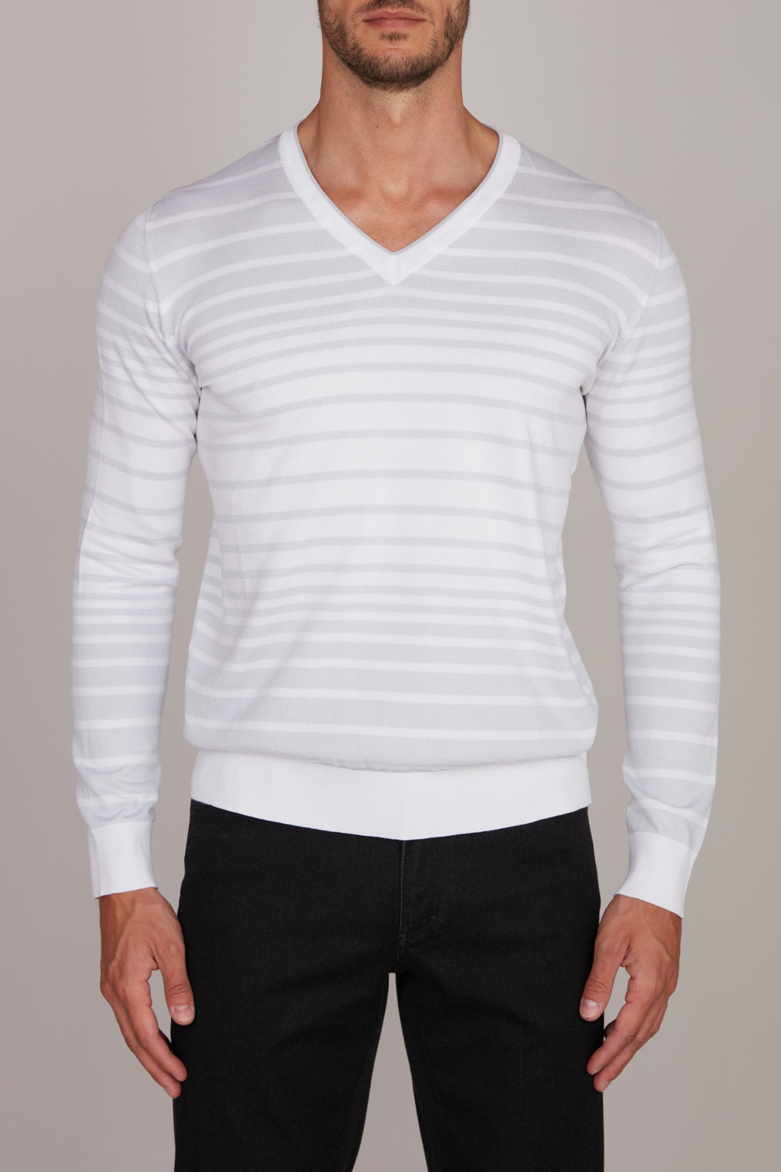 Pull à col V et rayures horizontales en soie - Blanc & Gris