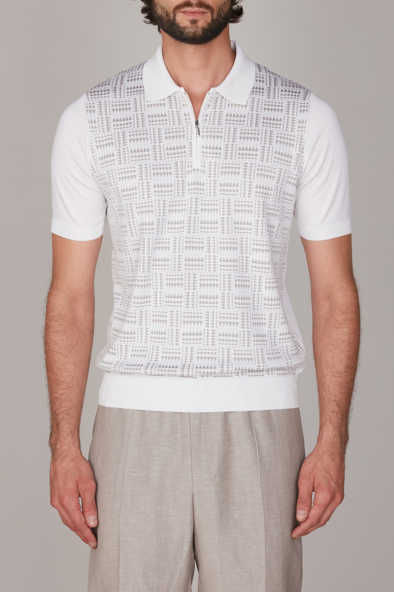 Polo à motif géométrique jacquard et zip en soie - Blanc & Gris