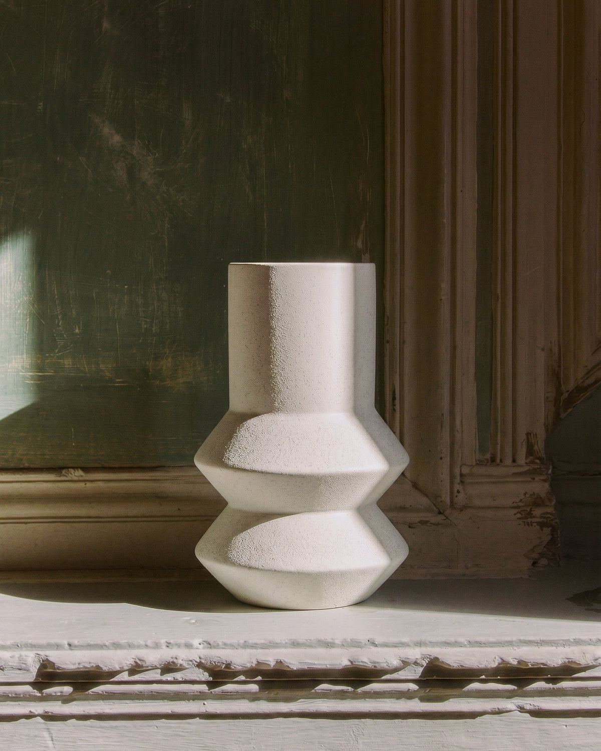 Leandro spotted ceramic vase - White
