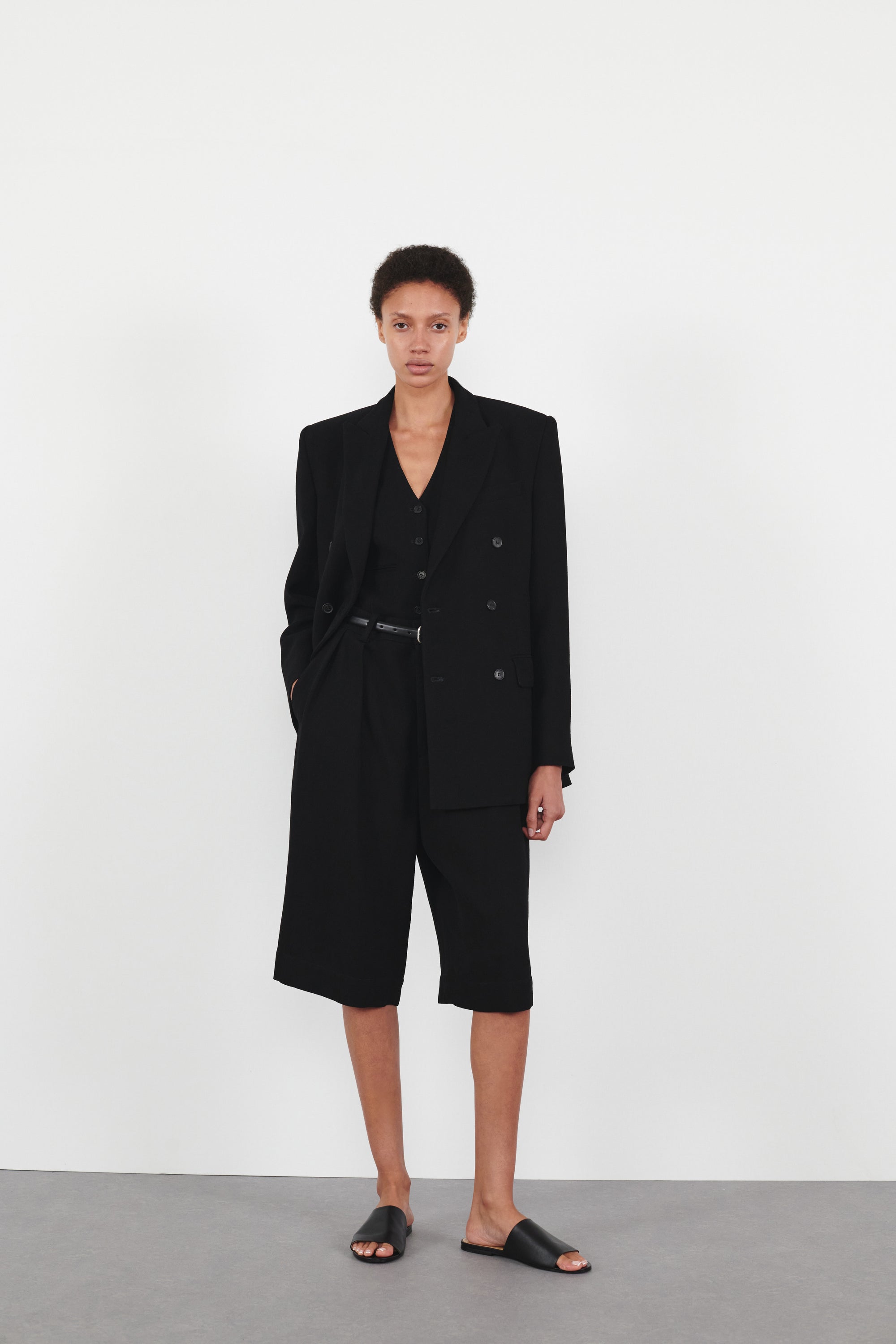 Light Mid Rise Short - Black