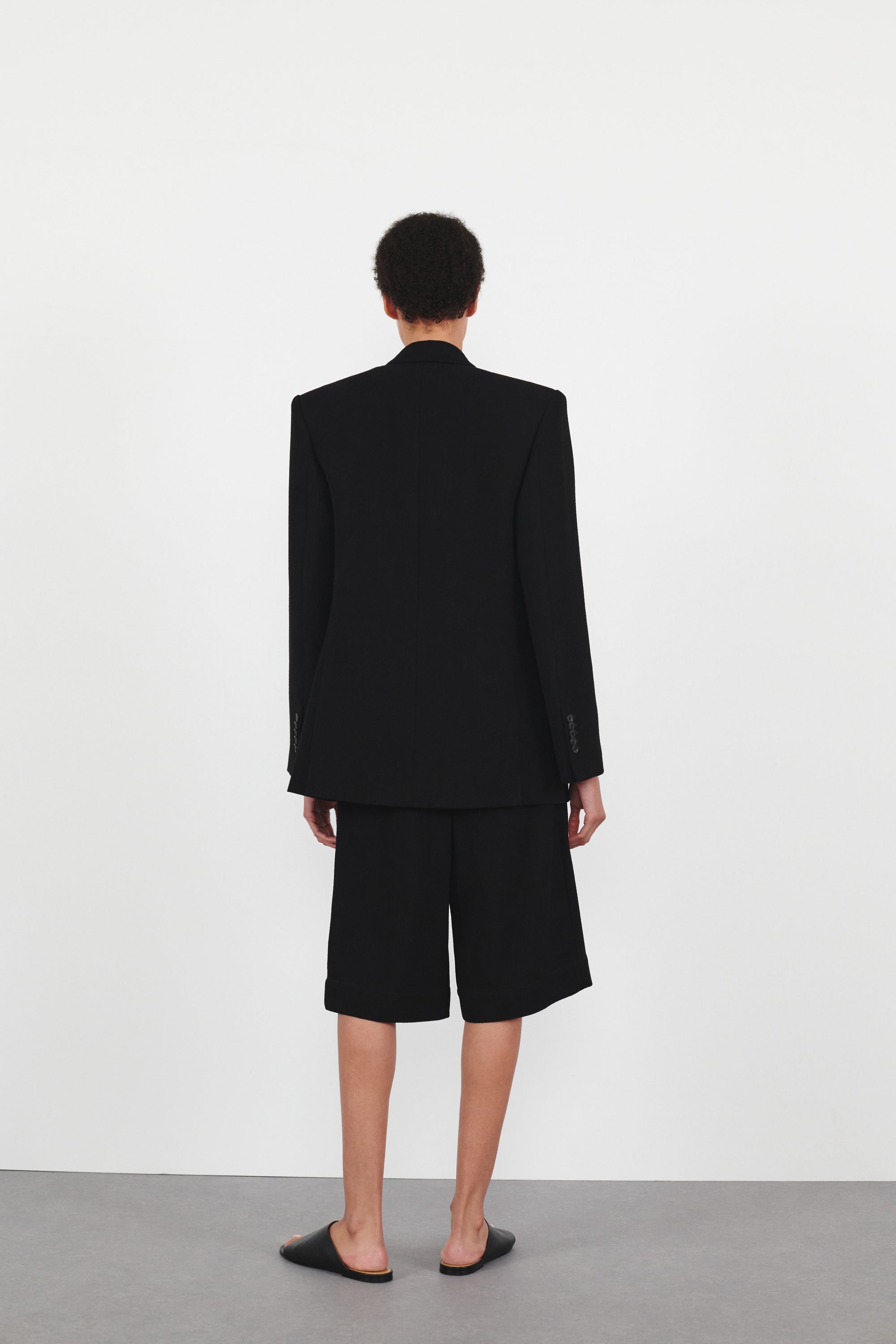 Light Mid Rise Short - Black