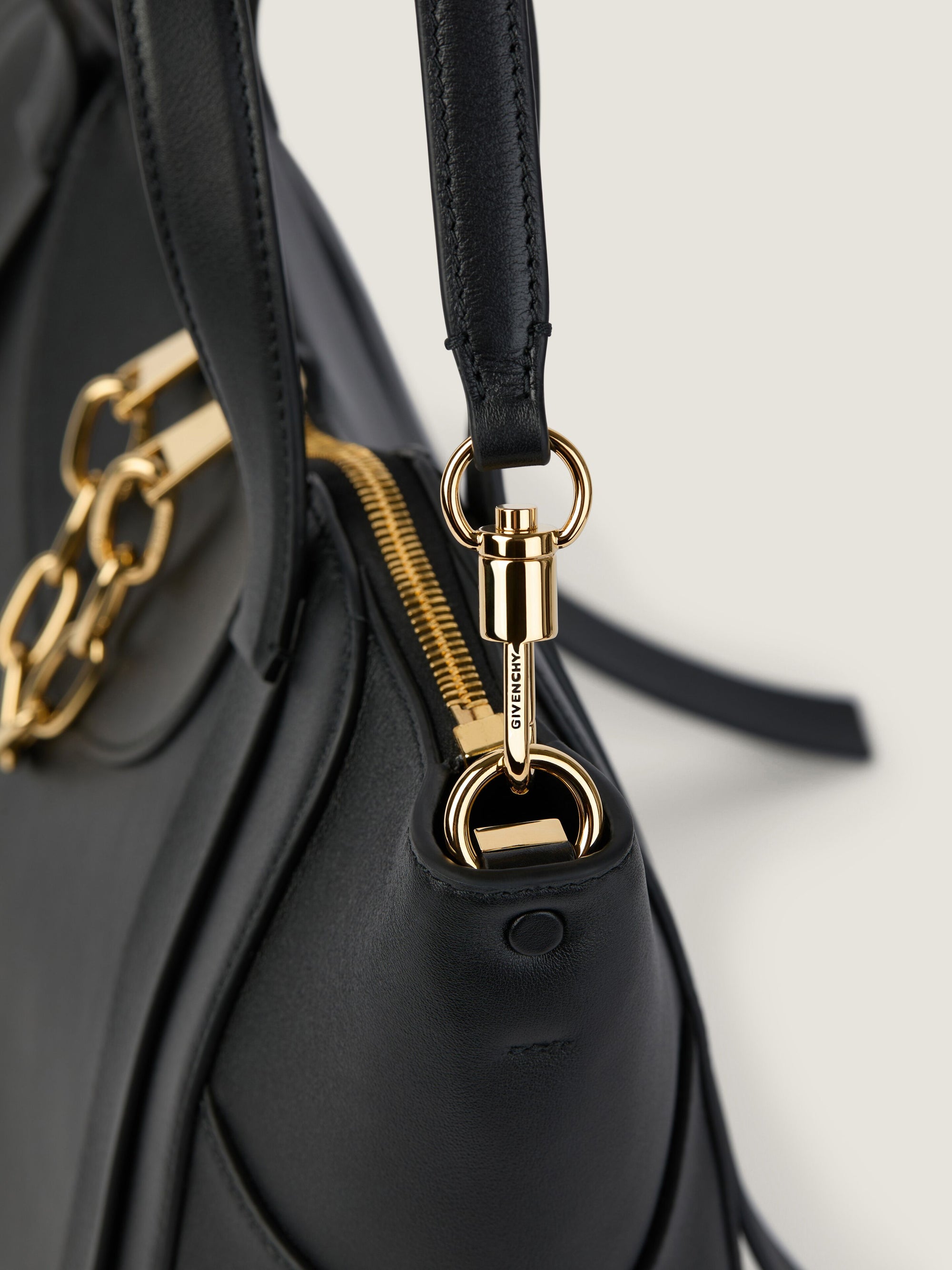 SNATCH - MEDIUM CHAIN ZIP BAG