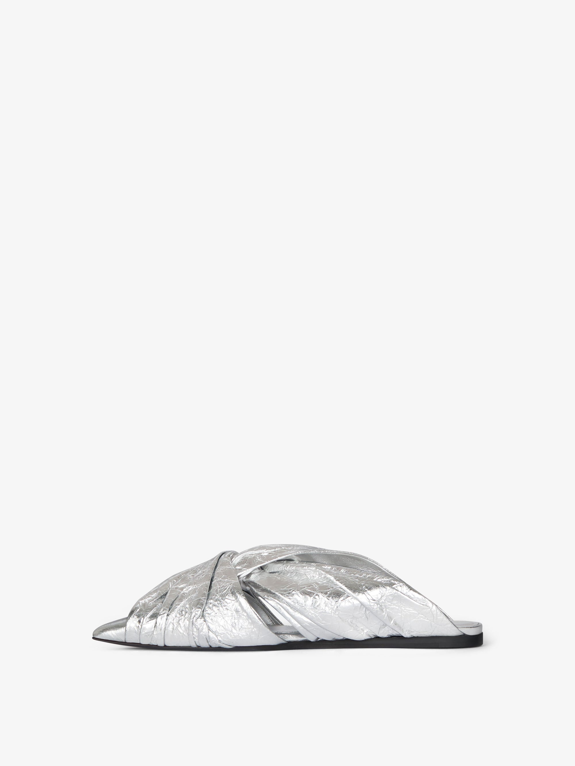 Mules plates Twist en cuir laminé - Silvery