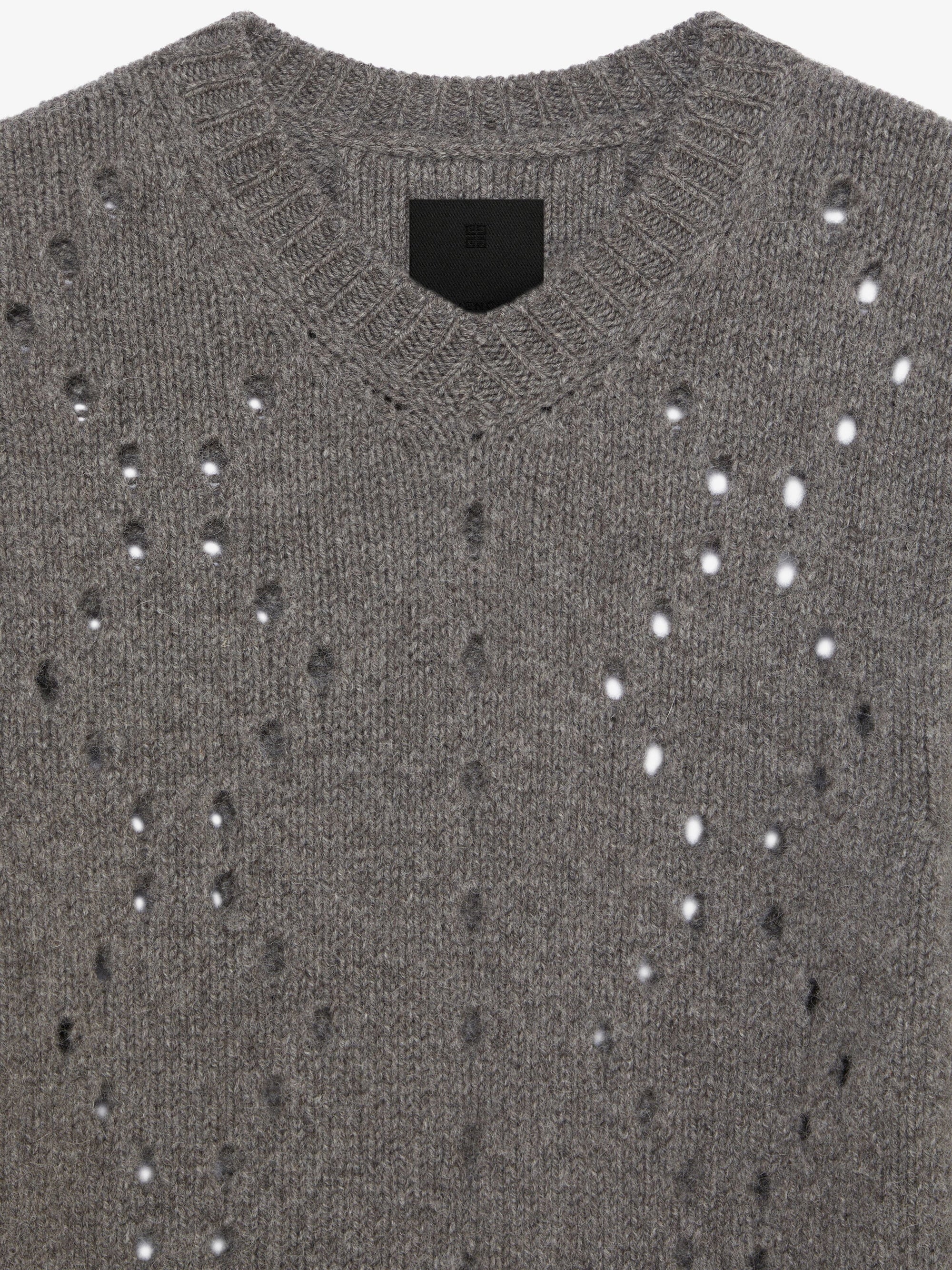 SHORT V NECK SWEATER