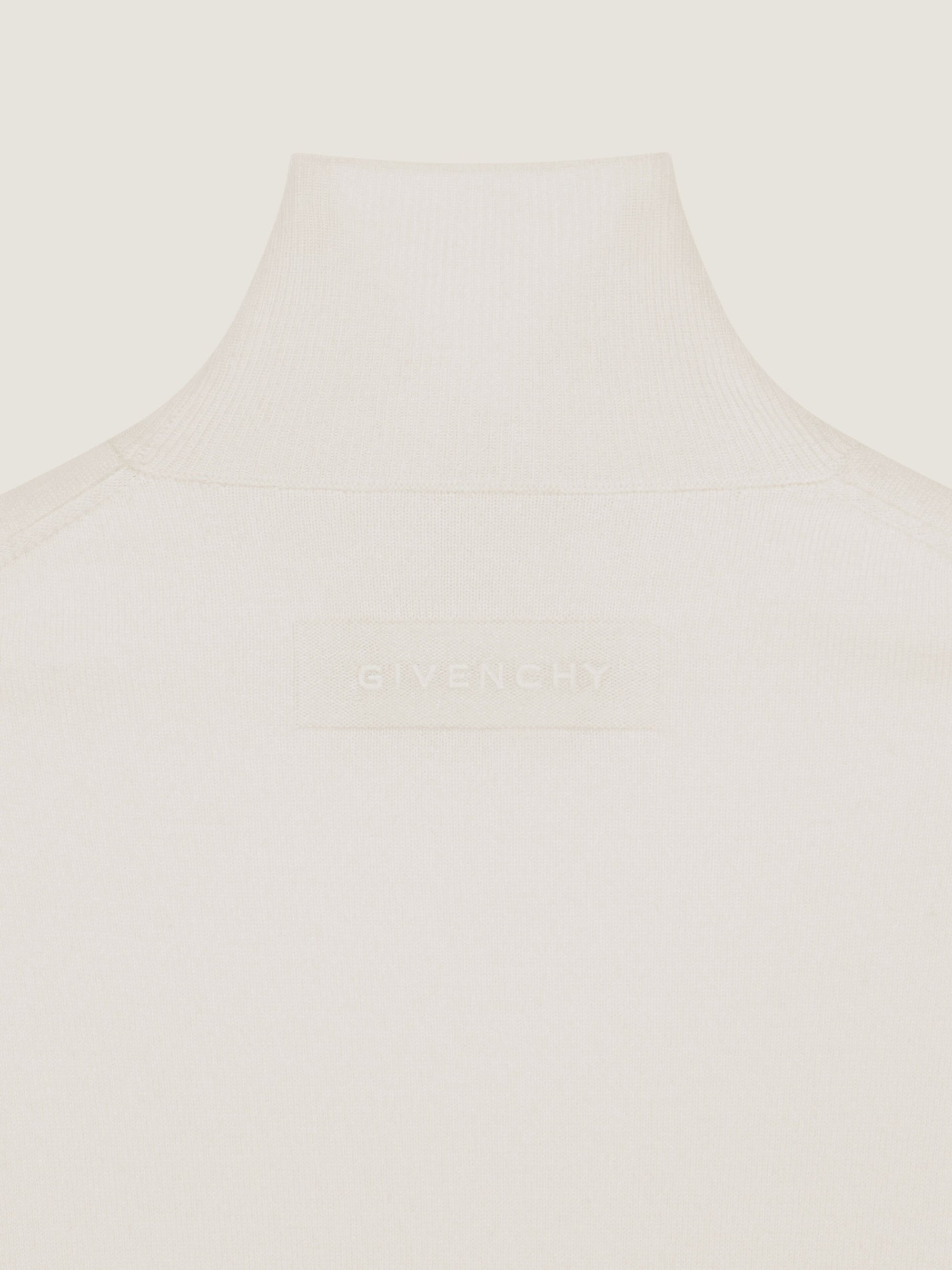 TURTLENECK ROUNDED FINISHING SWEATER