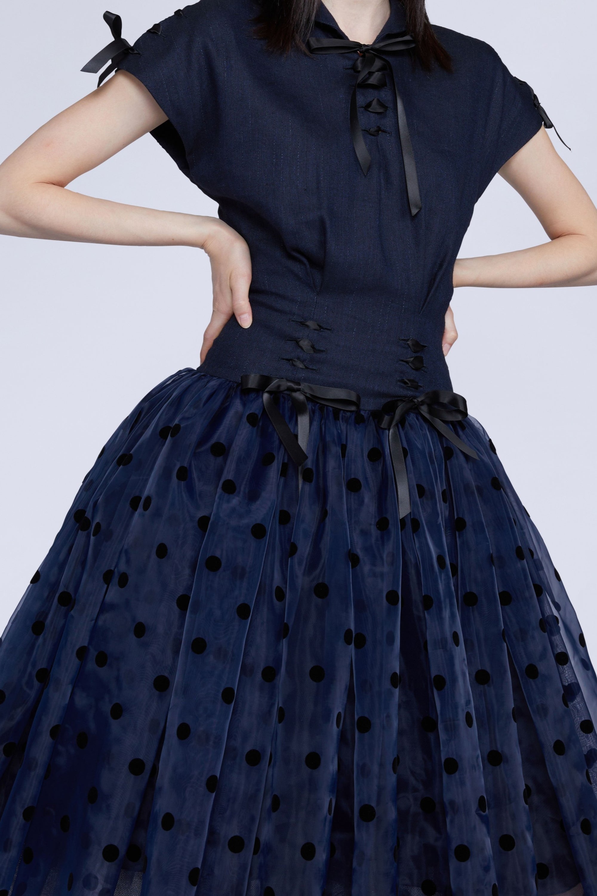 Robe midi coupe bas de taille et jupe en organza à pois - Blu & Nero