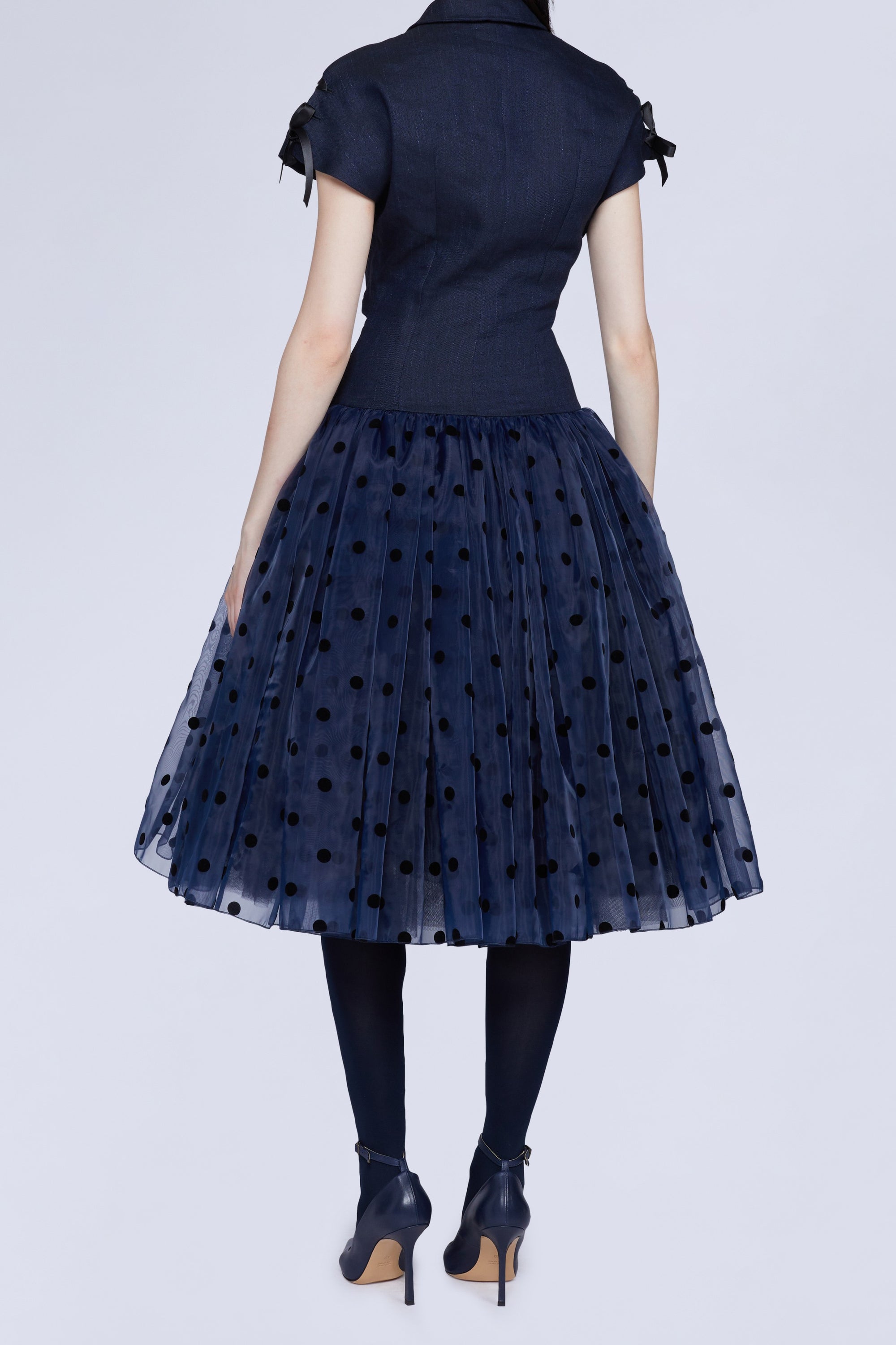 Robe midi coupe bas de taille et jupe en organza à pois - Blu & Nero