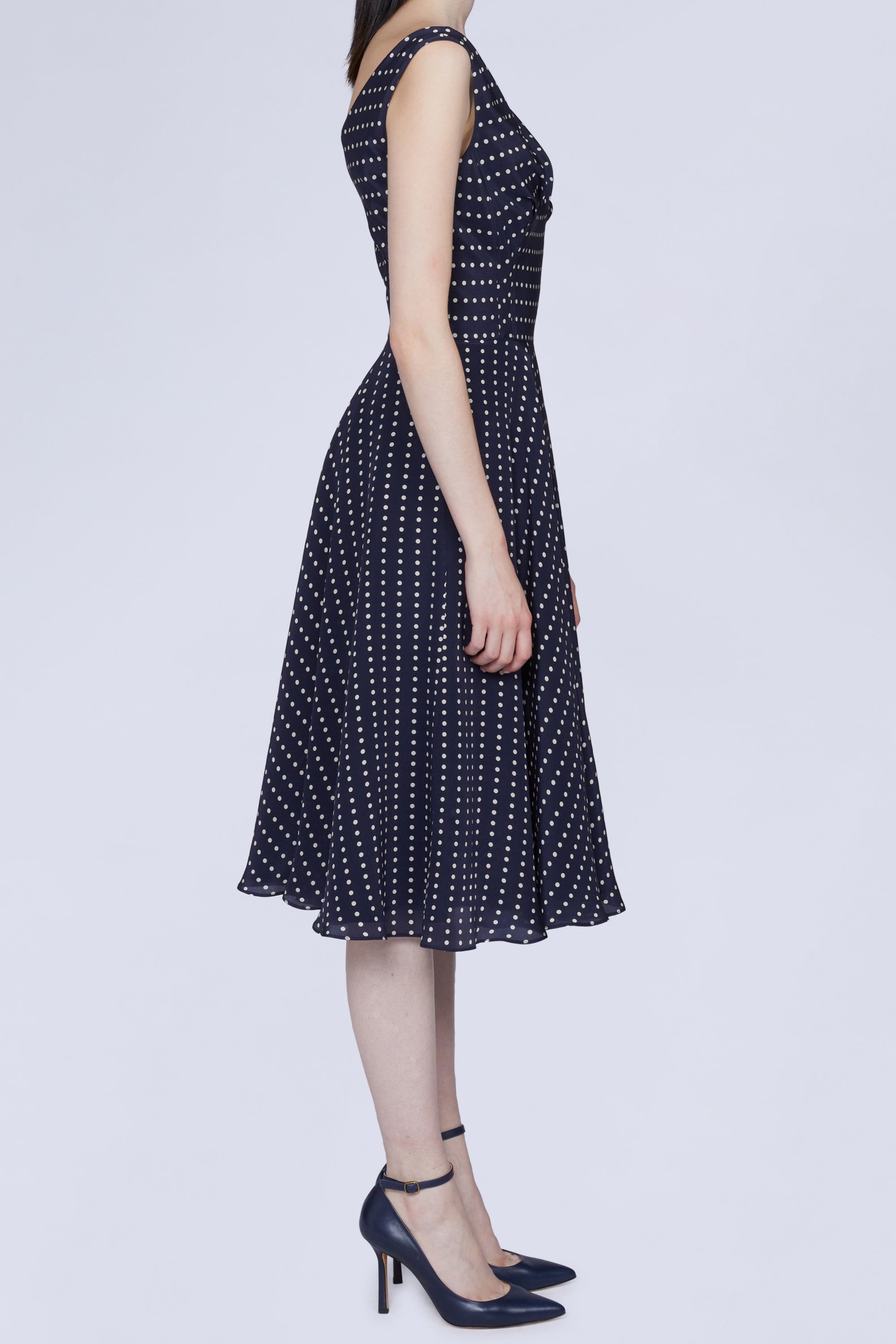 ROBE MIDI À POIS AVEC DÉCOLLETÉ EN V
