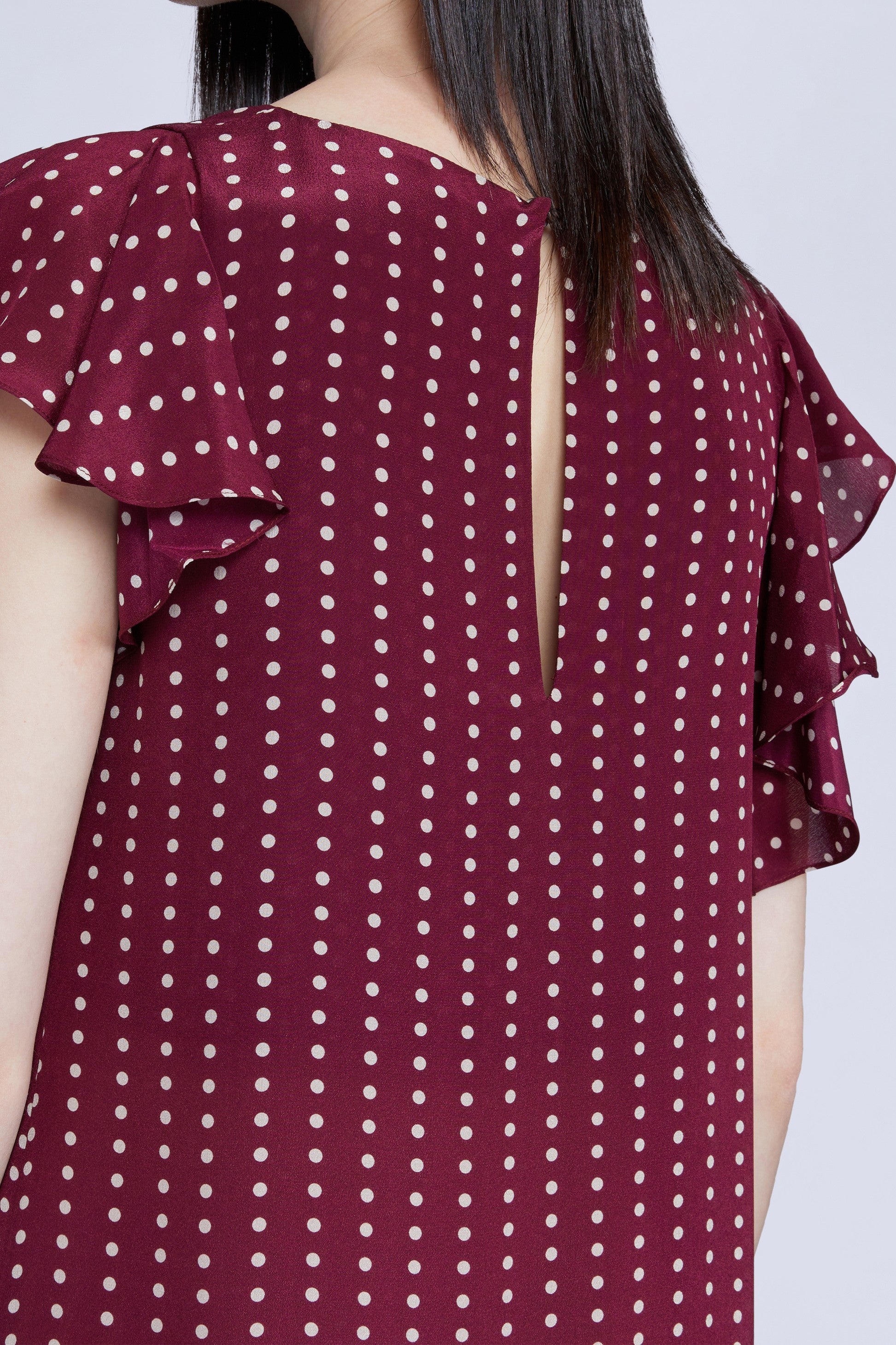 ROBE MIDI À POIS AVEC DÉTAIL VOLANT SUR LE CÔTÉ