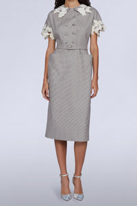 ROBE MIDI AVEC CEINTURE EN TAILLE ET DÉTAILS MACRAMÉ