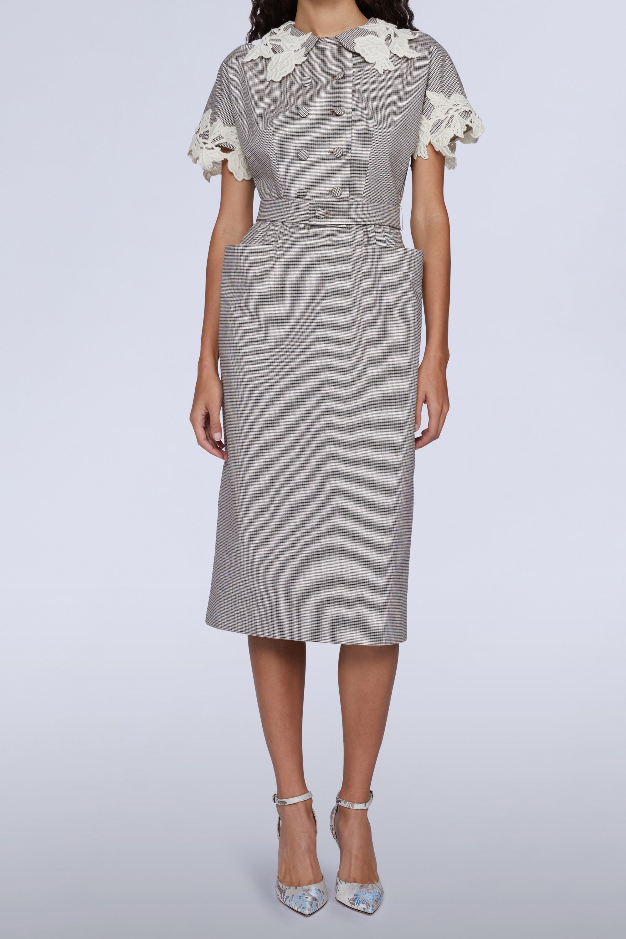 ROBE MIDI AVEC CEINTURE EN TAILLE ET DÉTAILS MACRAMÉ