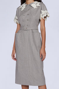 ROBE MIDI AVEC CEINTURE EN TAILLE ET DÉTAILS MACRAMÉ