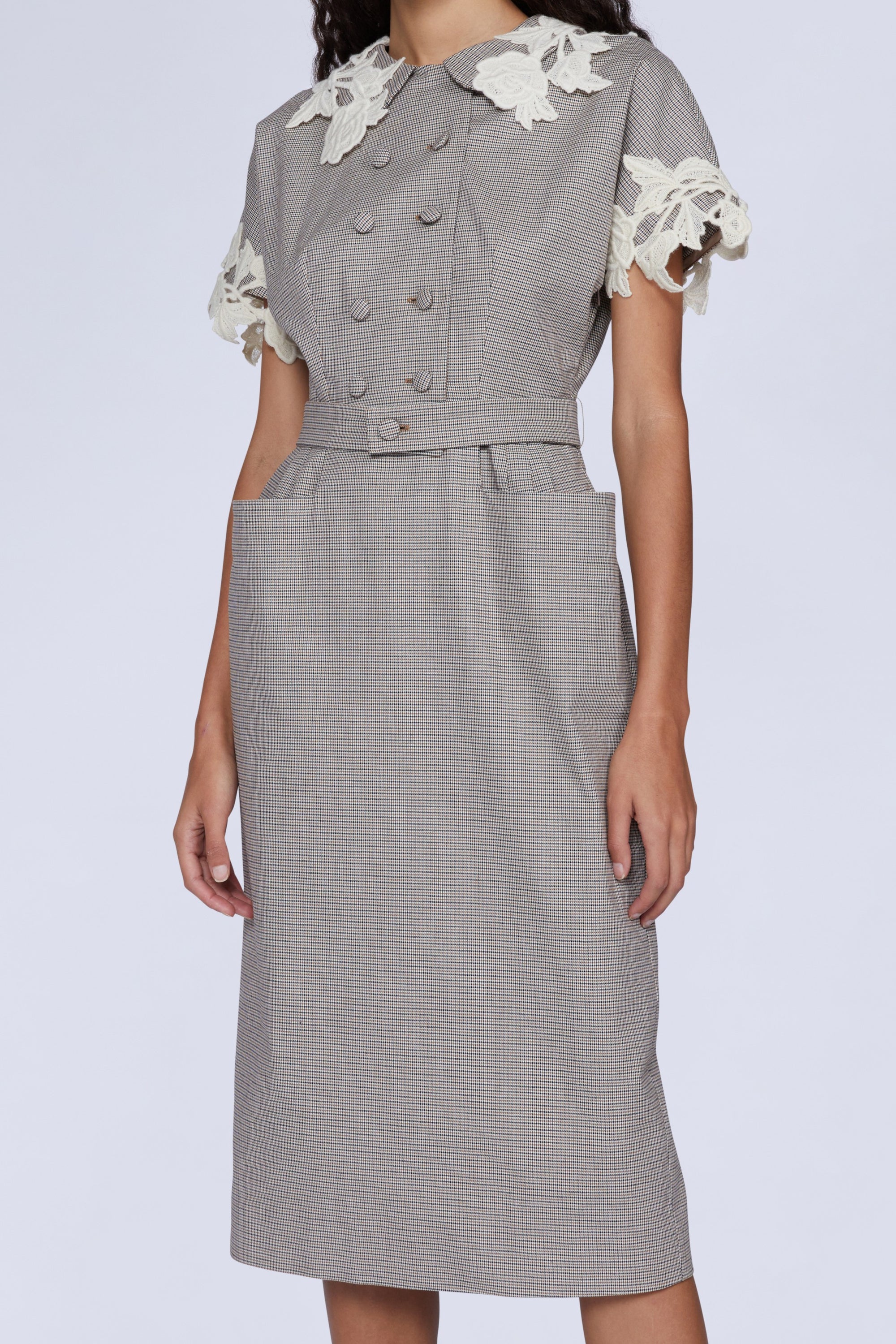 ROBE MIDI AVEC CEINTURE EN TAILLE ET DÉTAILS MACRAMÉ