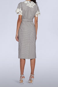 ROBE MIDI AVEC CEINTURE EN TAILLE ET DÉTAILS MACRAMÉ