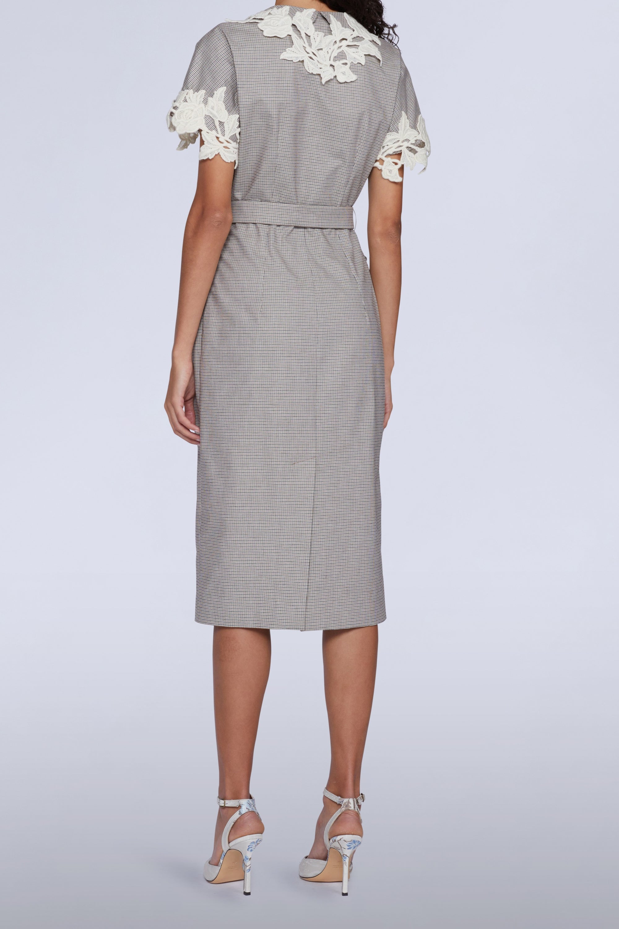 ROBE MIDI AVEC CEINTURE EN TAILLE ET DÉTAILS MACRAMÉ