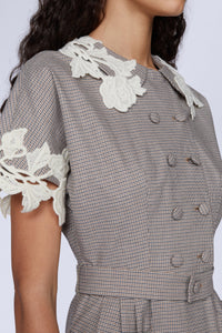 ROBE MIDI AVEC CEINTURE EN TAILLE ET DÉTAILS MACRAMÉ