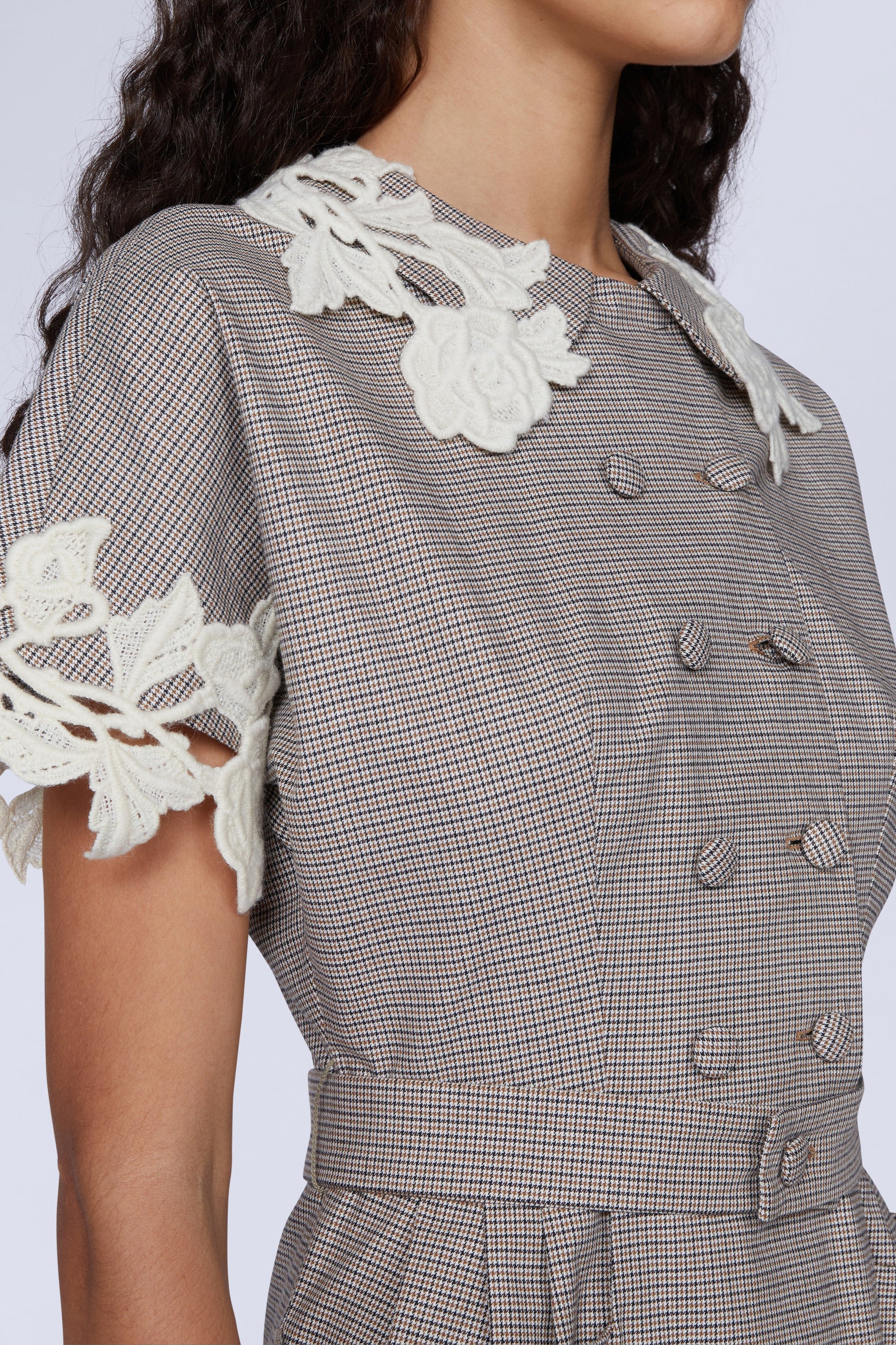 ROBE MIDI AVEC CEINTURE EN TAILLE ET DÉTAILS MACRAMÉ