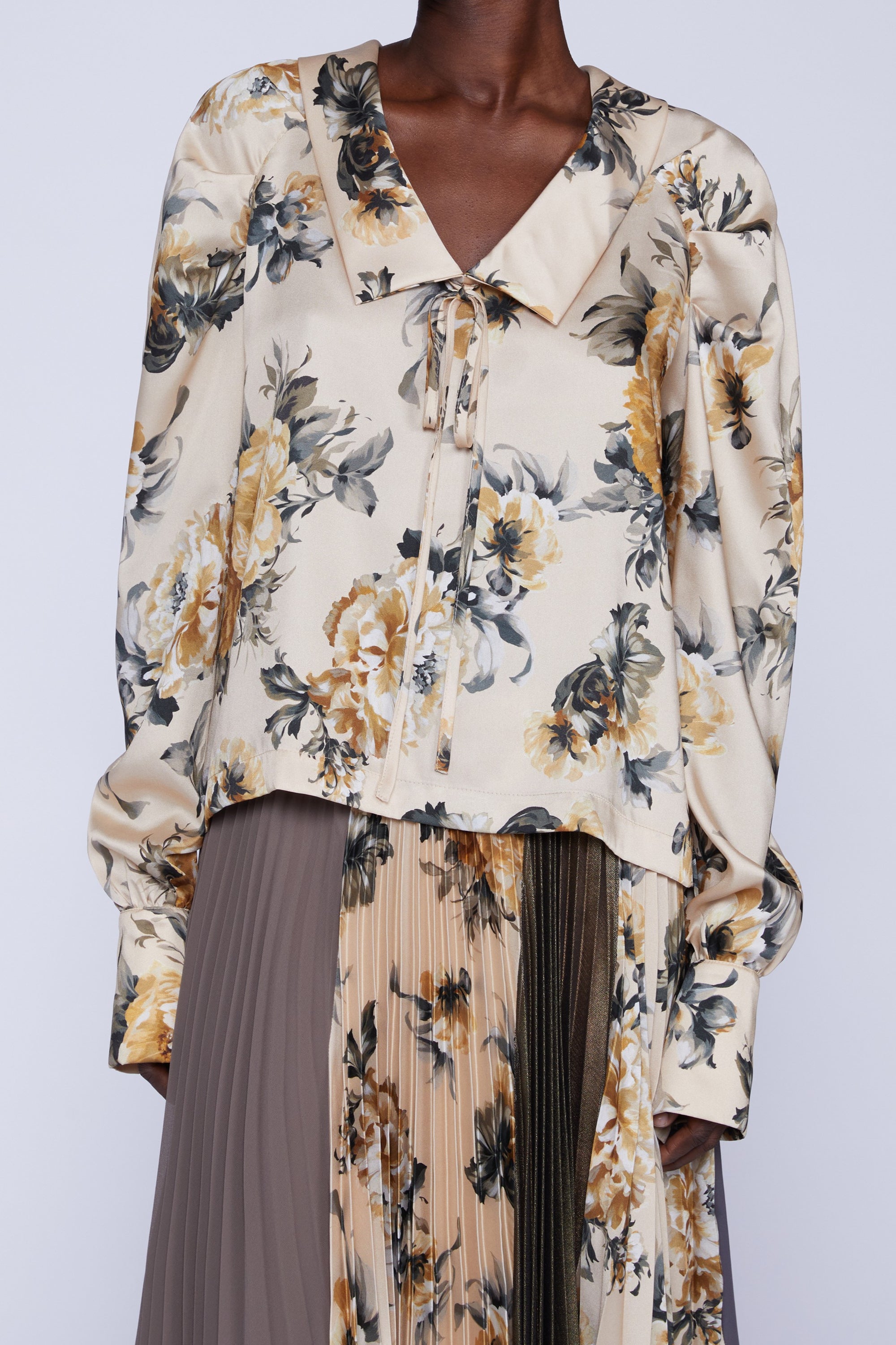 BLOUSE EN SOIE AVEC COL, MANCHES BOUFFANTES ET NŒUD