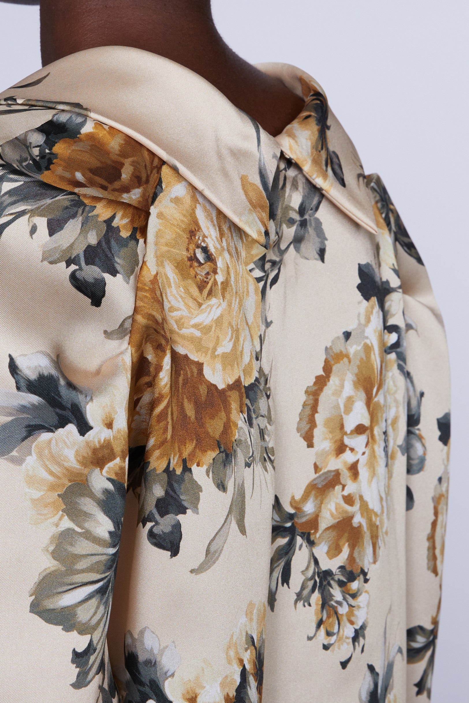 BLOUSE EN SOIE AVEC COL, MANCHES BOUFFANTES ET NŒUD
