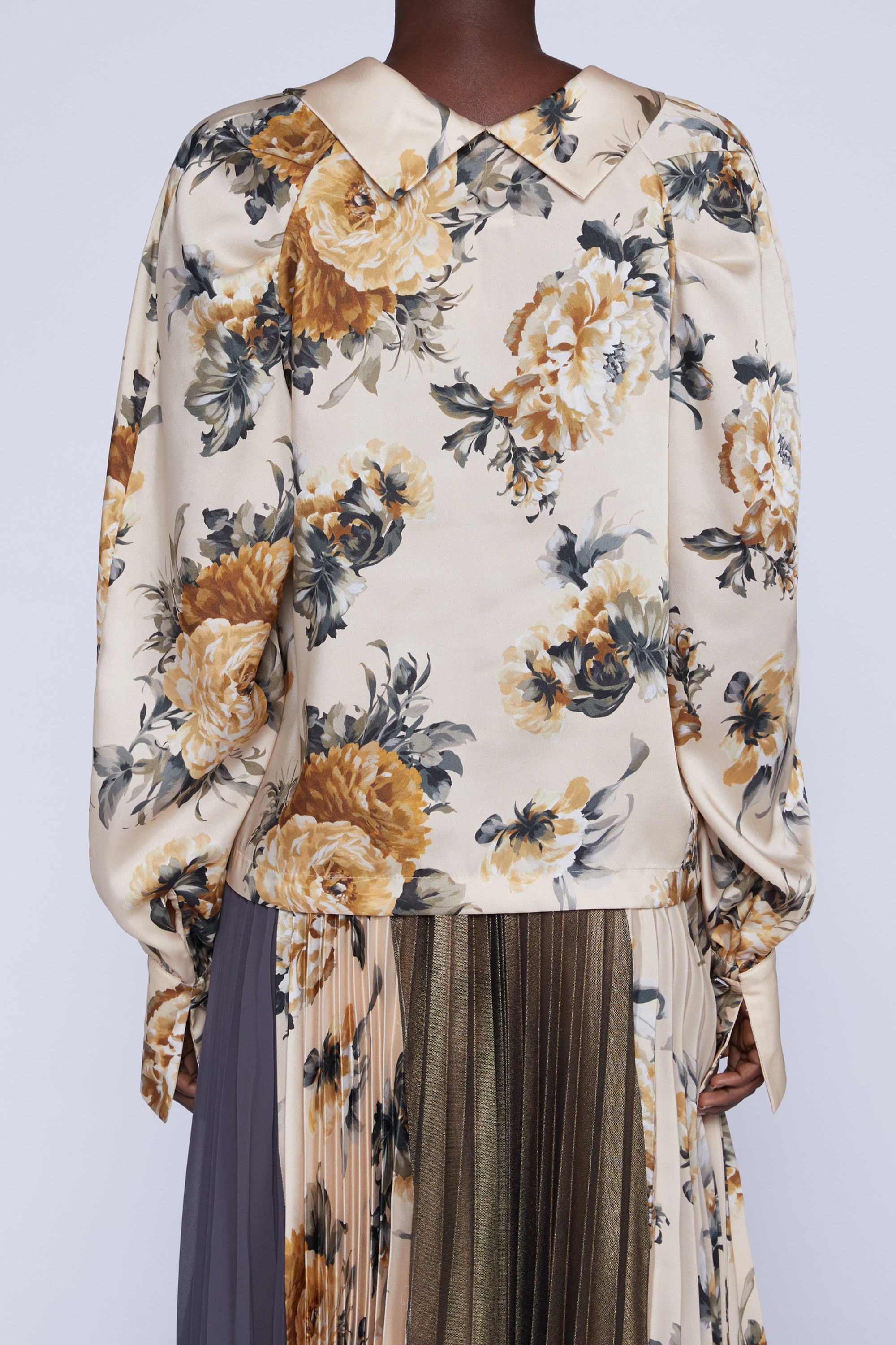 BLOUSE EN SOIE AVEC COL, MANCHES BOUFFANTES ET NŒUD