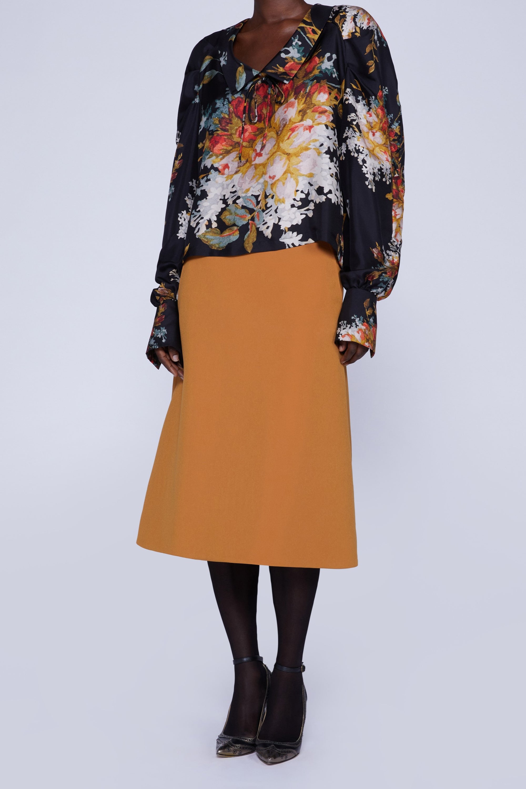 BLOUSE EN SOIE AVEC COL, MANCHES BOUFFANTES ET NŒUD