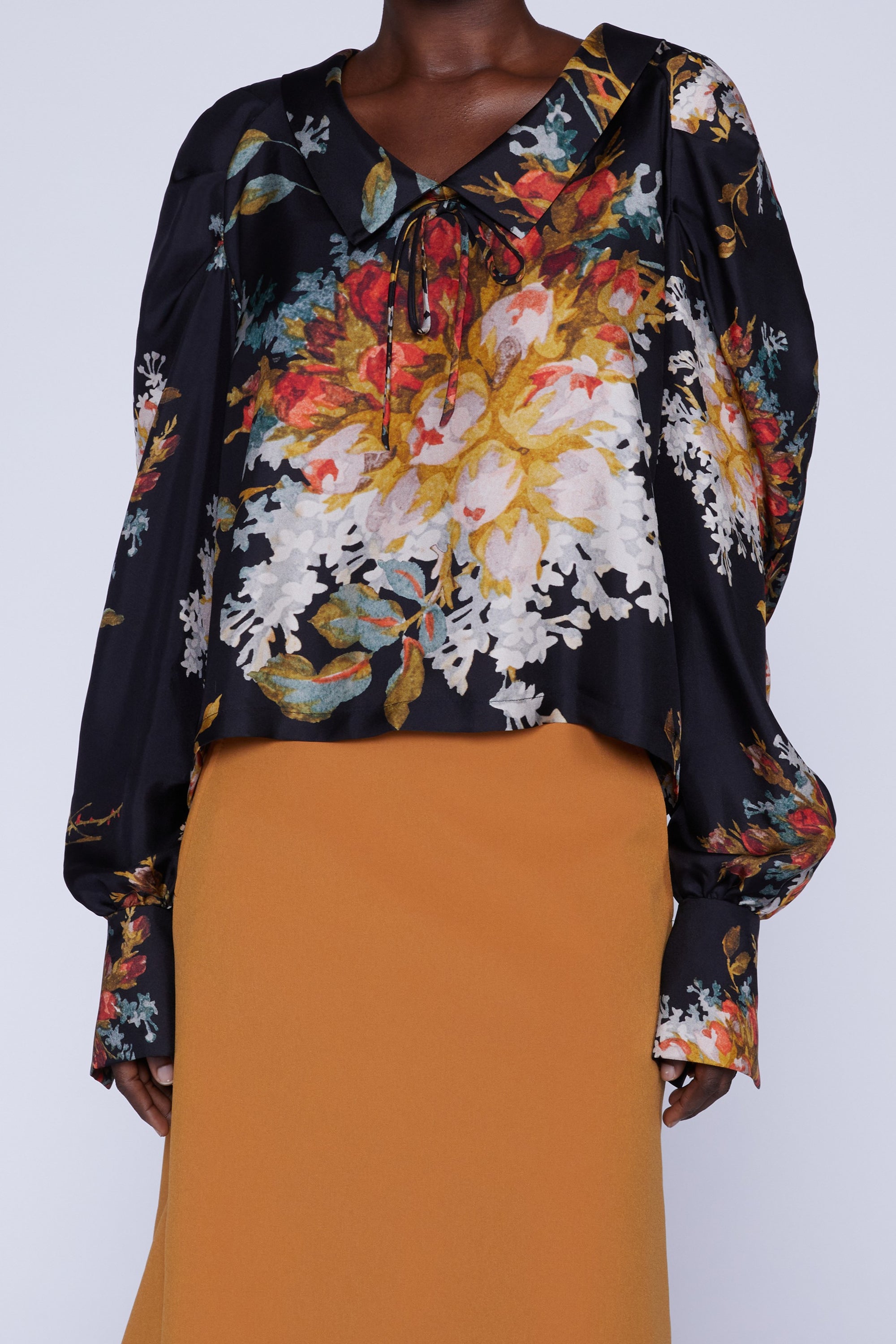 BLOUSE EN SOIE AVEC COL, MANCHES BOUFFANTES ET NŒUD
