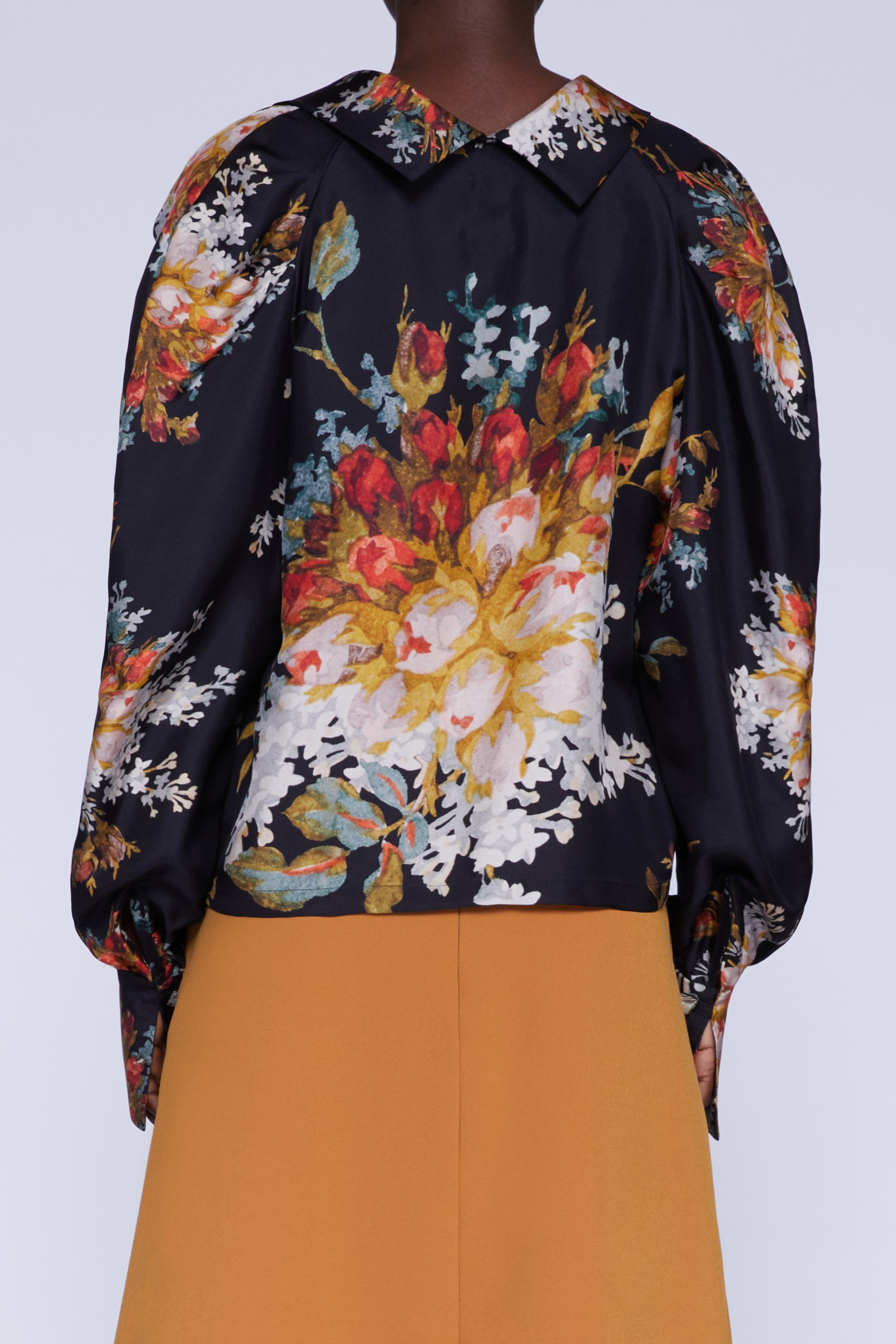 BLOUSE EN SOIE AVEC COL, MANCHES BOUFFANTES ET NŒUD