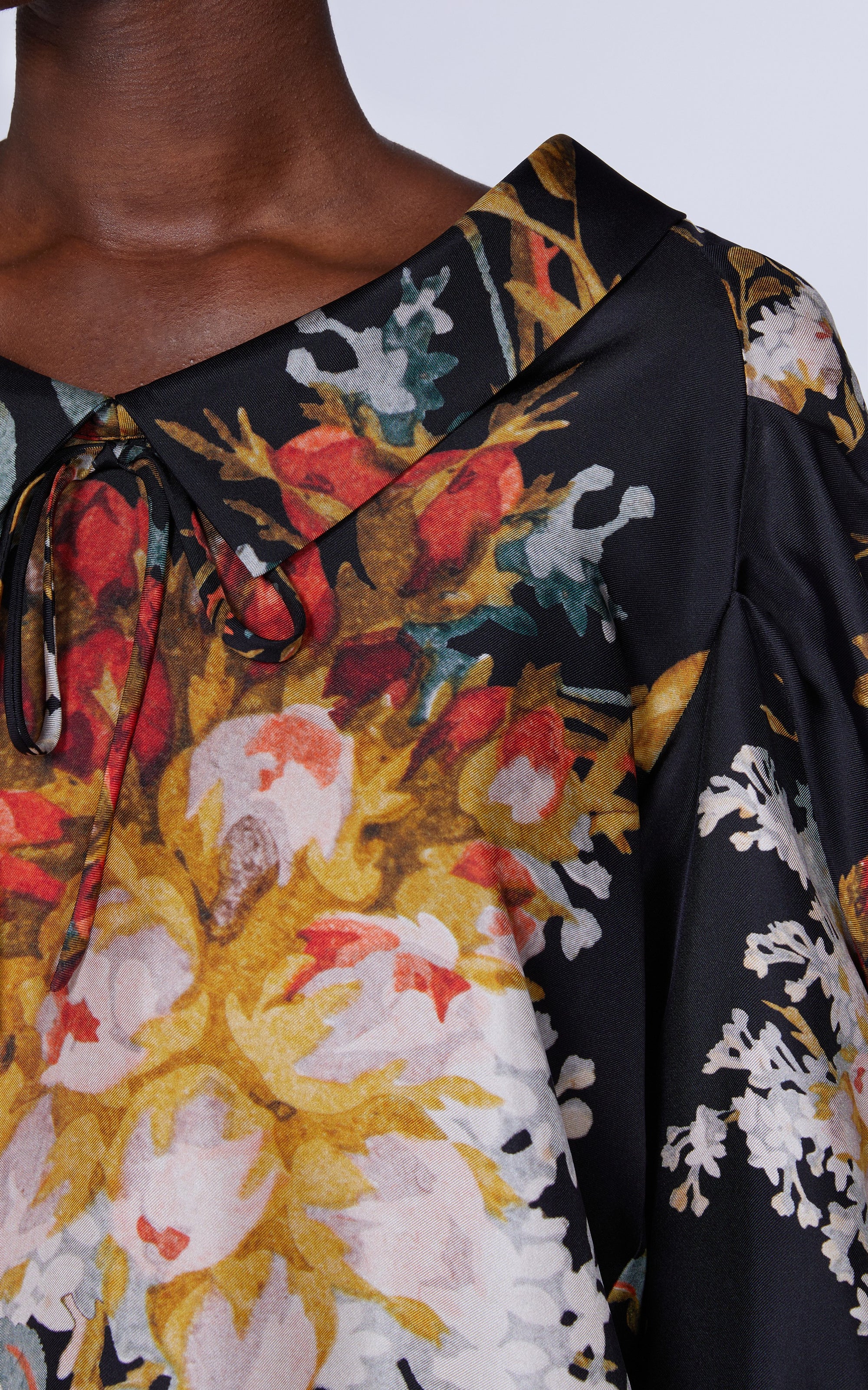 BLOUSE EN SOIE AVEC COL, MANCHES BOUFFANTES ET NŒUD