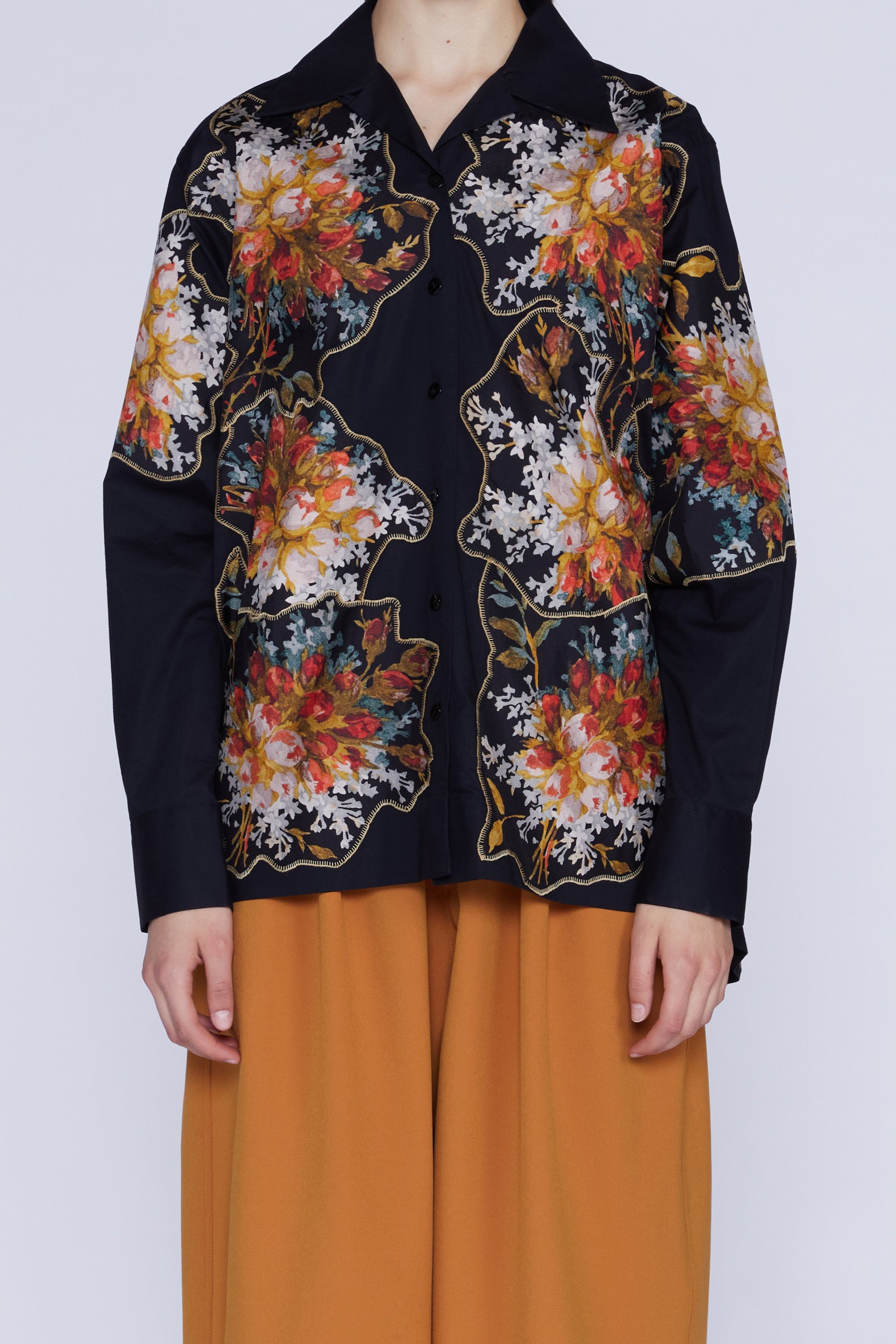 CHEMISE DE BASE NOIRE AVEC INSERTIONS IMPRIMÉ BOUQUET NOIR