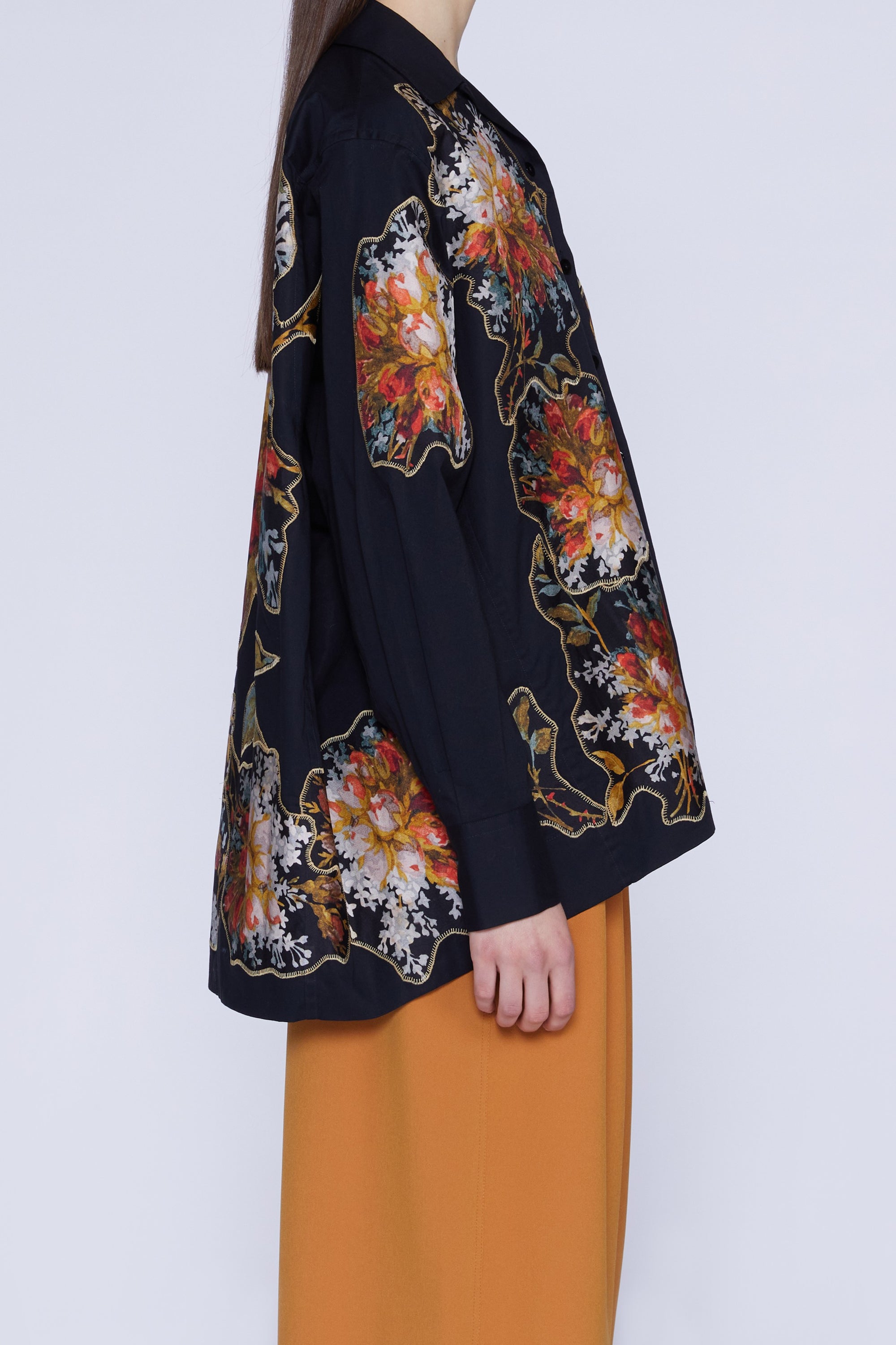 CHEMISE DE BASE NOIRE AVEC INSERTIONS IMPRIMÉ BOUQUET NOIR