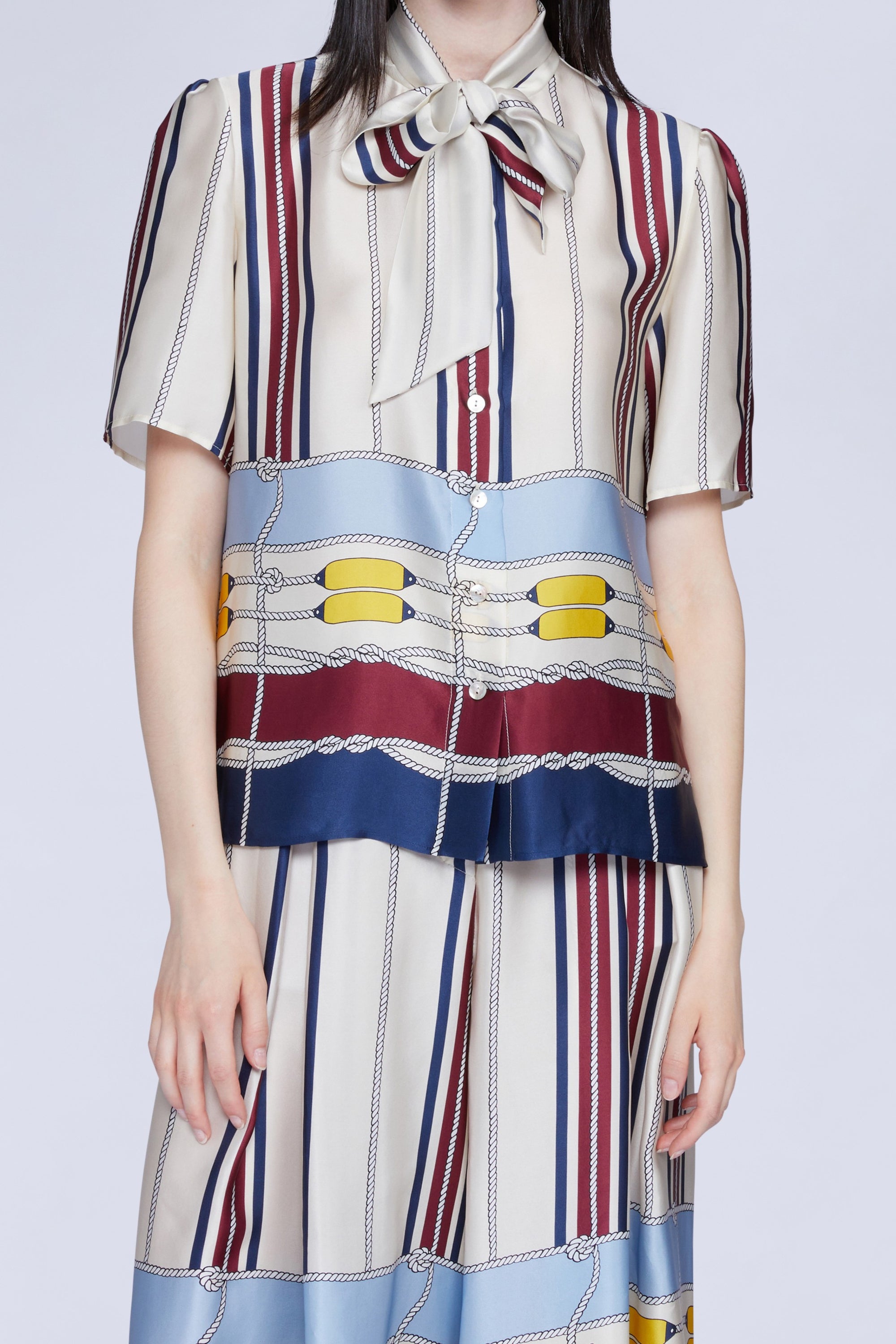 CHEMISE MANCHES COURTES IMPRIMÉ PASSEPOIL ET NŒUD AU COL
