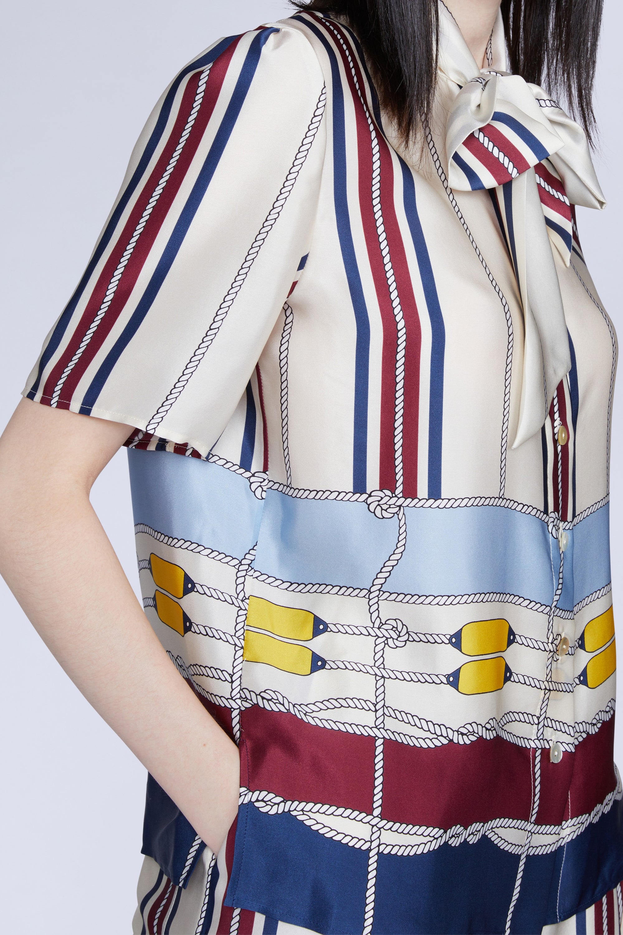 CHEMISE MANCHES COURTES IMPRIMÉ PASSEPOIL ET NŒUD AU COL