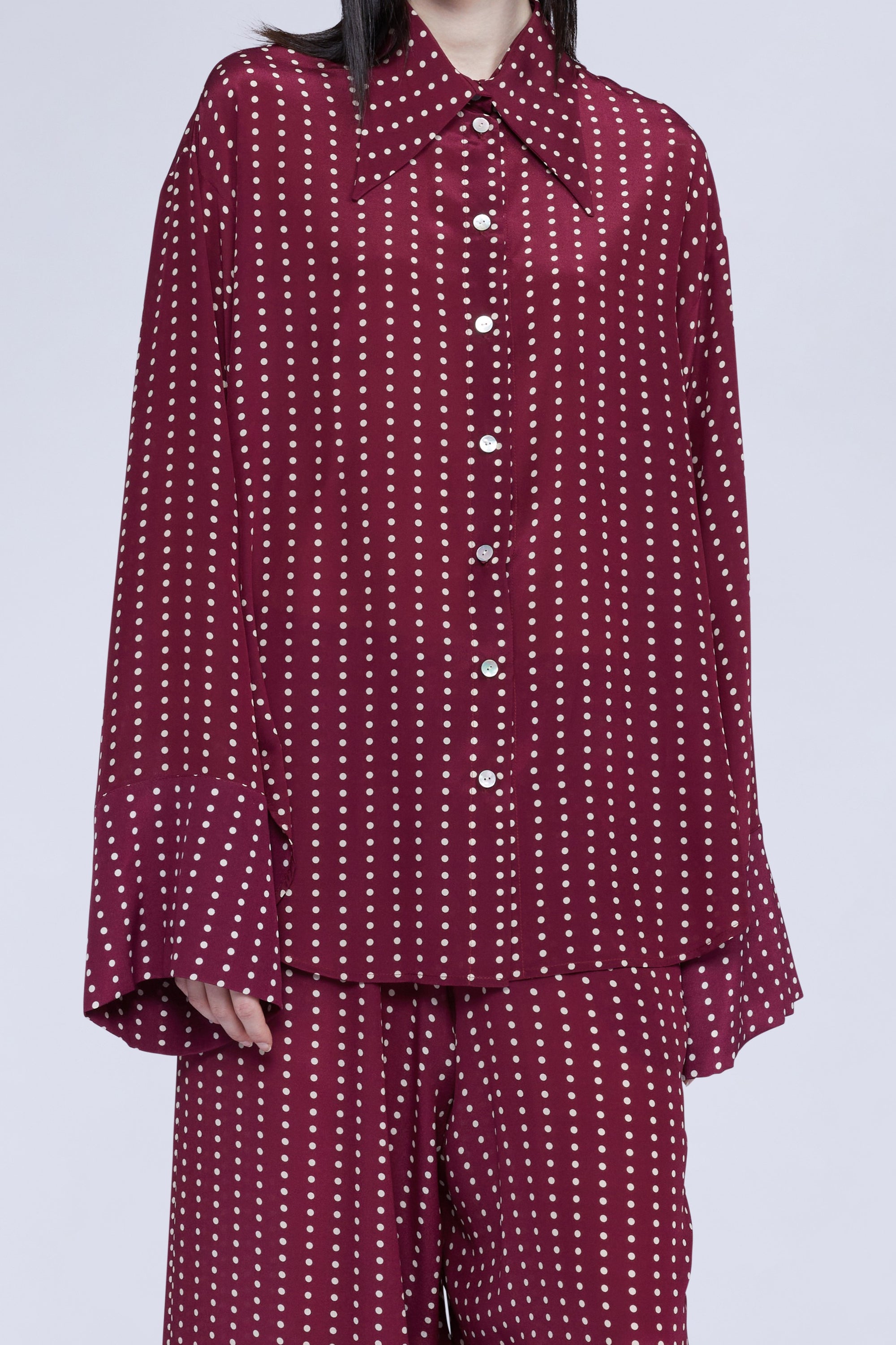 CHEMISE OVERSIZE À POIS AVEC COL POINTU