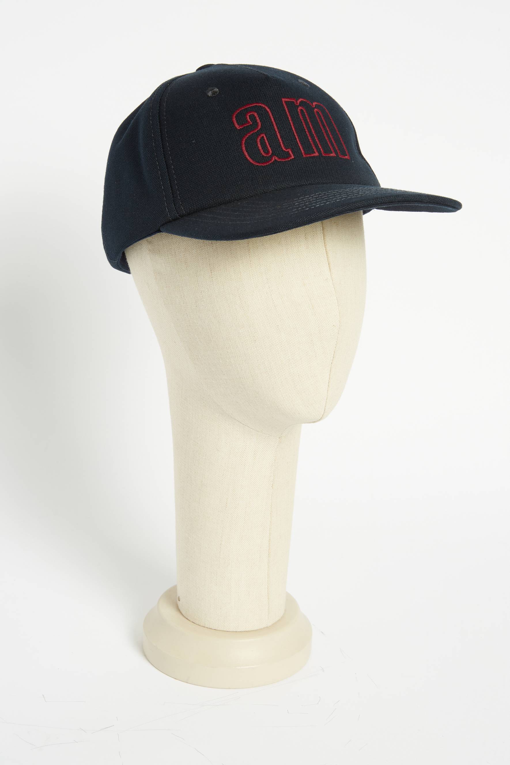 Casquette bleue avec visière