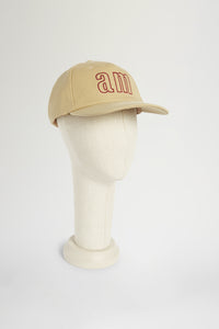 Casquette beige avec visière