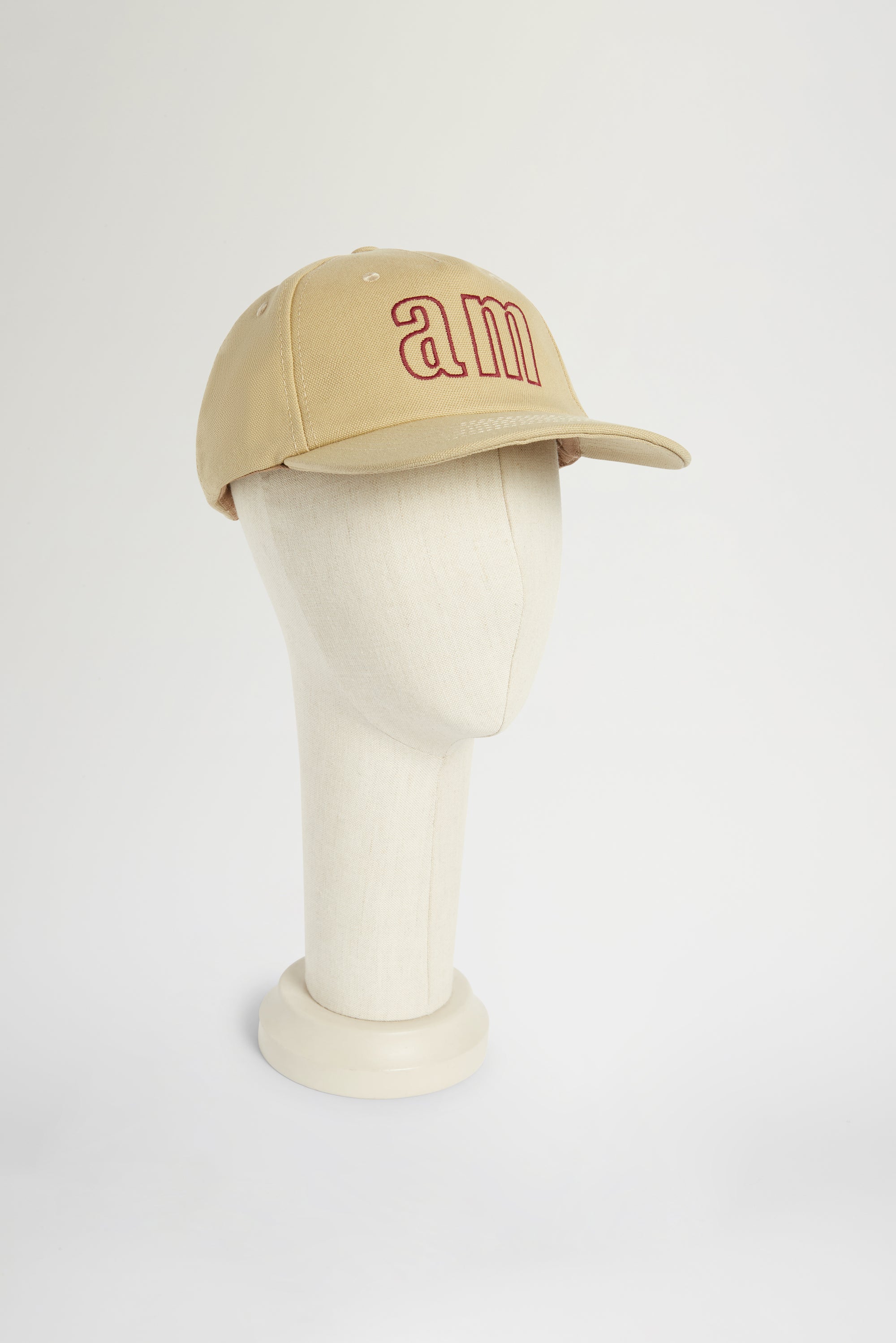 Casquette beige avec visière