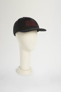 Casquette noire avec visière