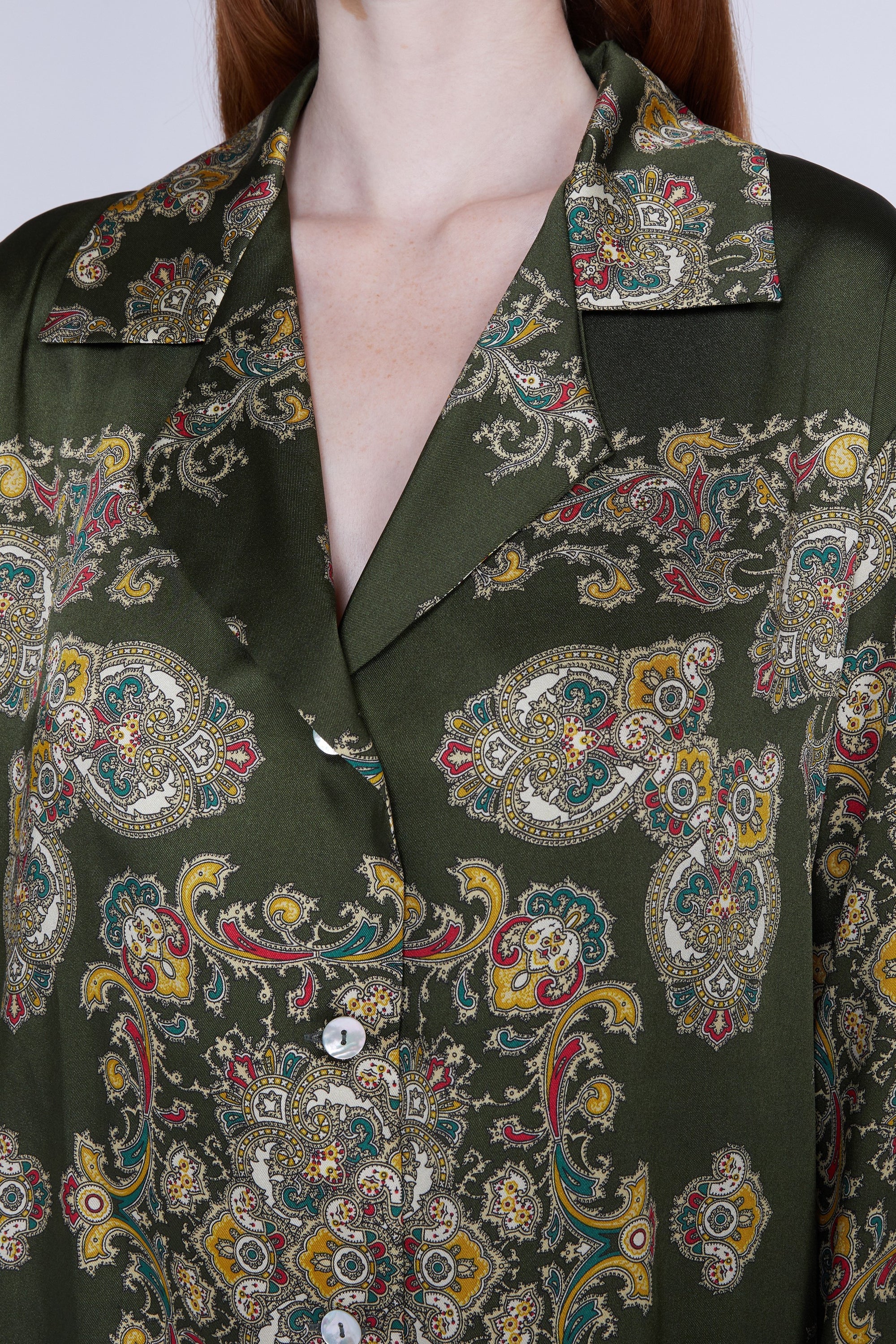 CHEMISE DÉCOLLETÉE EN V AVEC BOUTONS