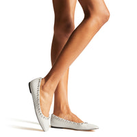 Ballerines Mirele plates en cuir perlées - Latte & White