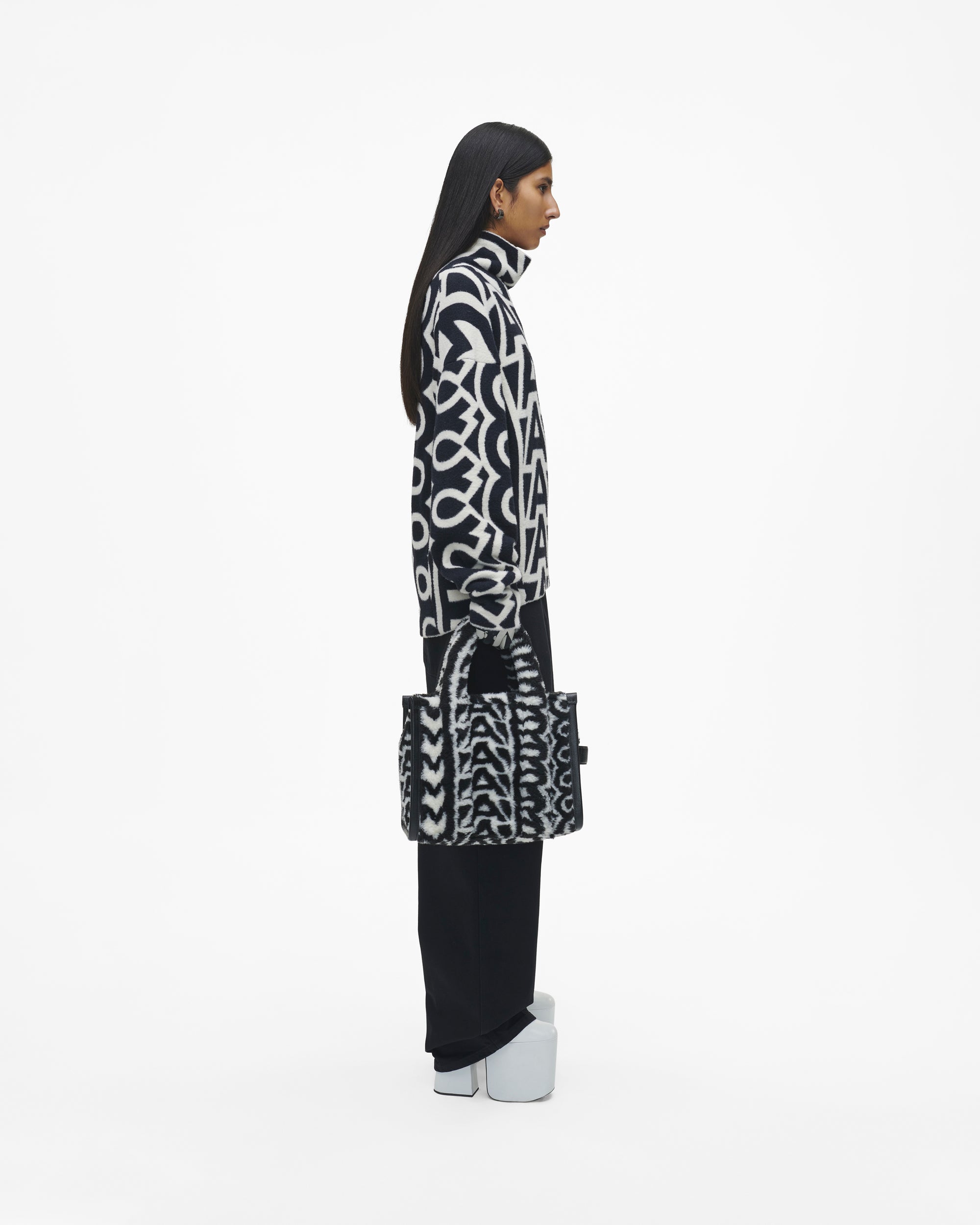 THE MEDIUM TOTE