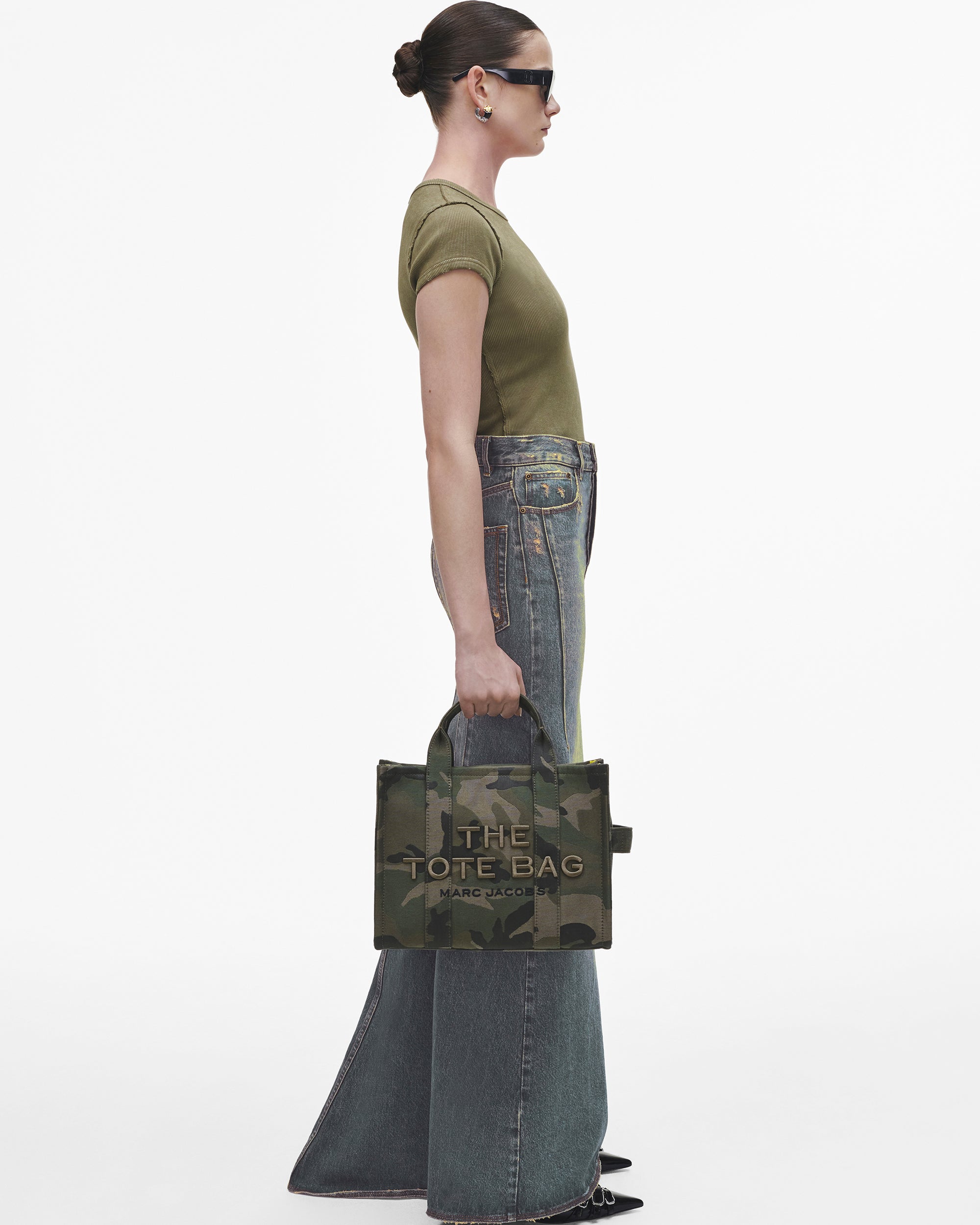 THE MEDIUM TOTE